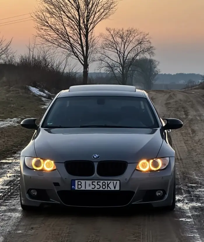 Osoba nietrzeźwa bezczelna i przede wszystkim bez zębów staje na pasach macham żeby opuścił szybę bo miał flaka otwiera okno krzyczy wyzywa a najgorsze to że bez kłów był i napluł mi na lakier masakra kierowca żenujący.