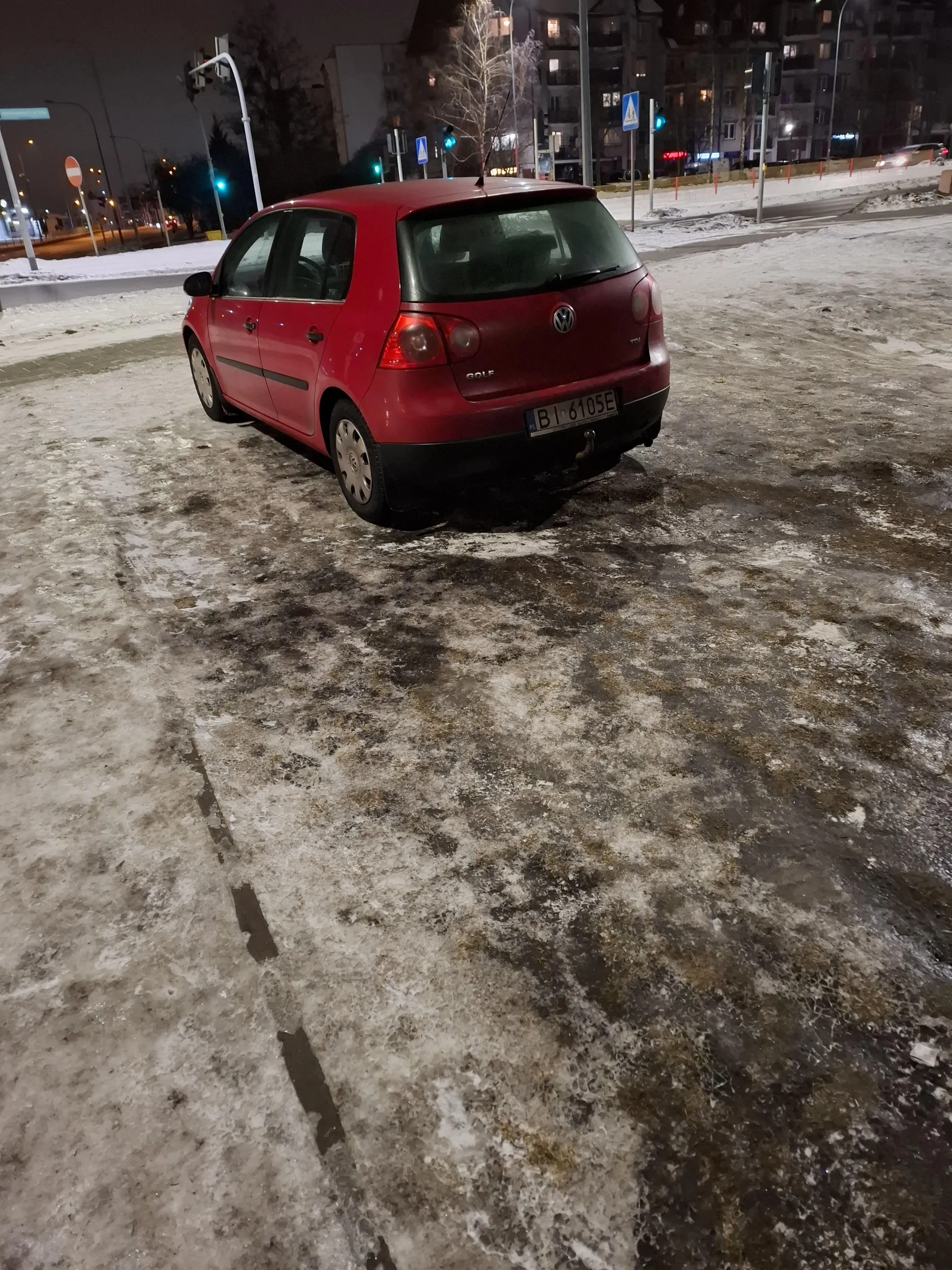 Parkowanie na trawie, obok pełno wolnych miejsc parkingowych, Rzemieślnicza 40