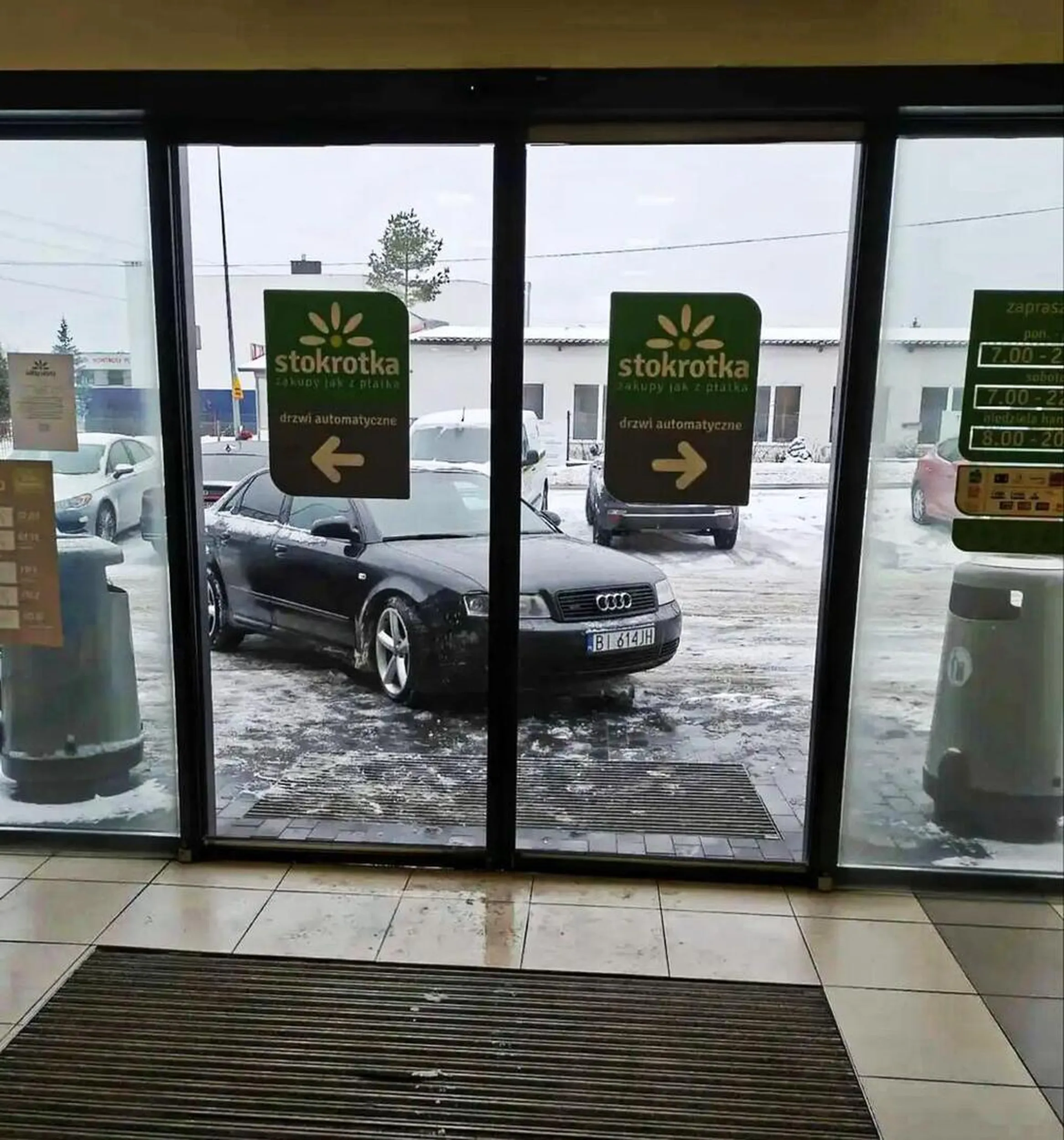 Dziadula w dresie 70+ o dwóch kulach i bez naklejki że jest niepełnosprawny. Żal...