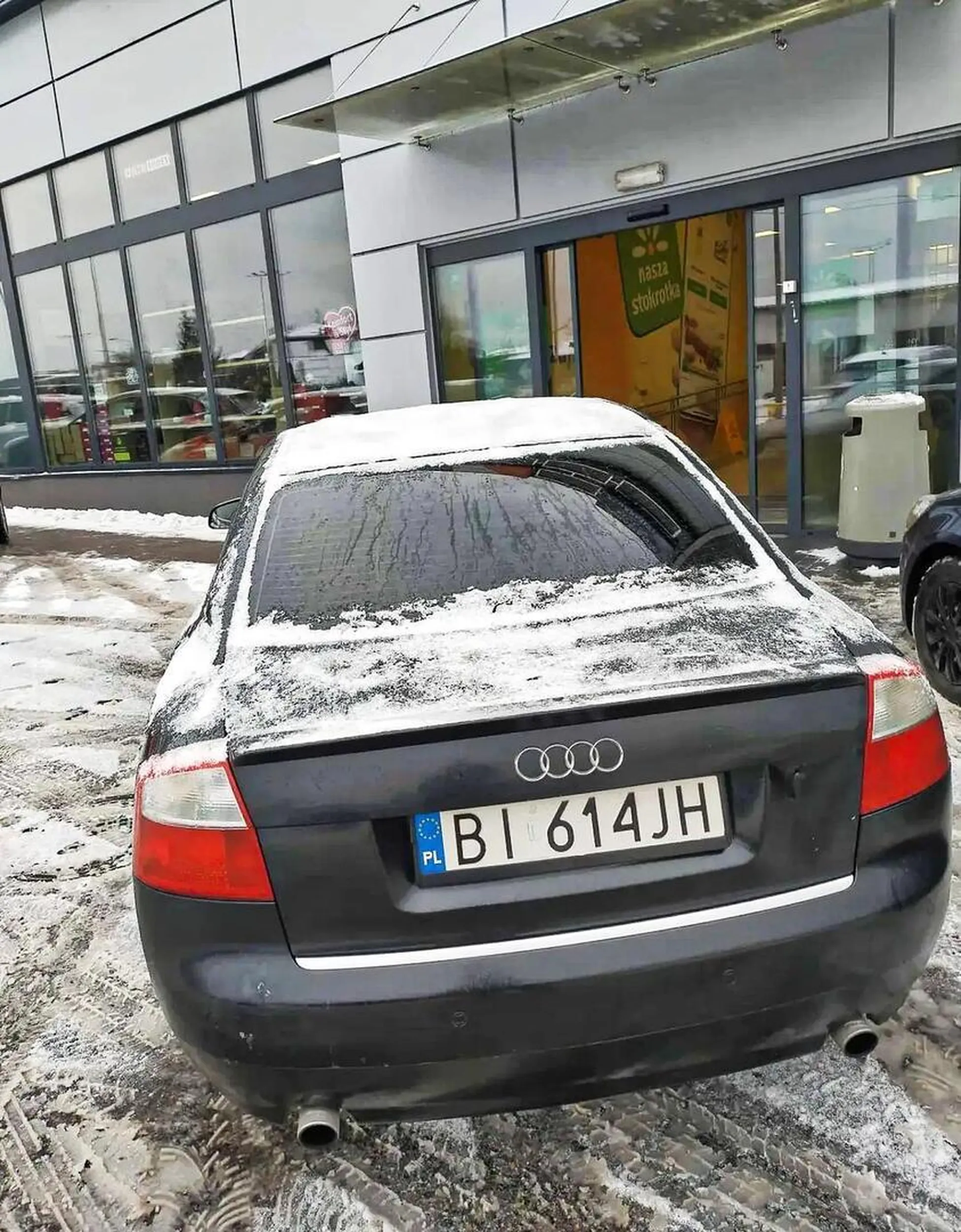 Dziadula w dresie 70+ o dwóch kulach i bez naklejki że jest niepełnosprawny. Żal...