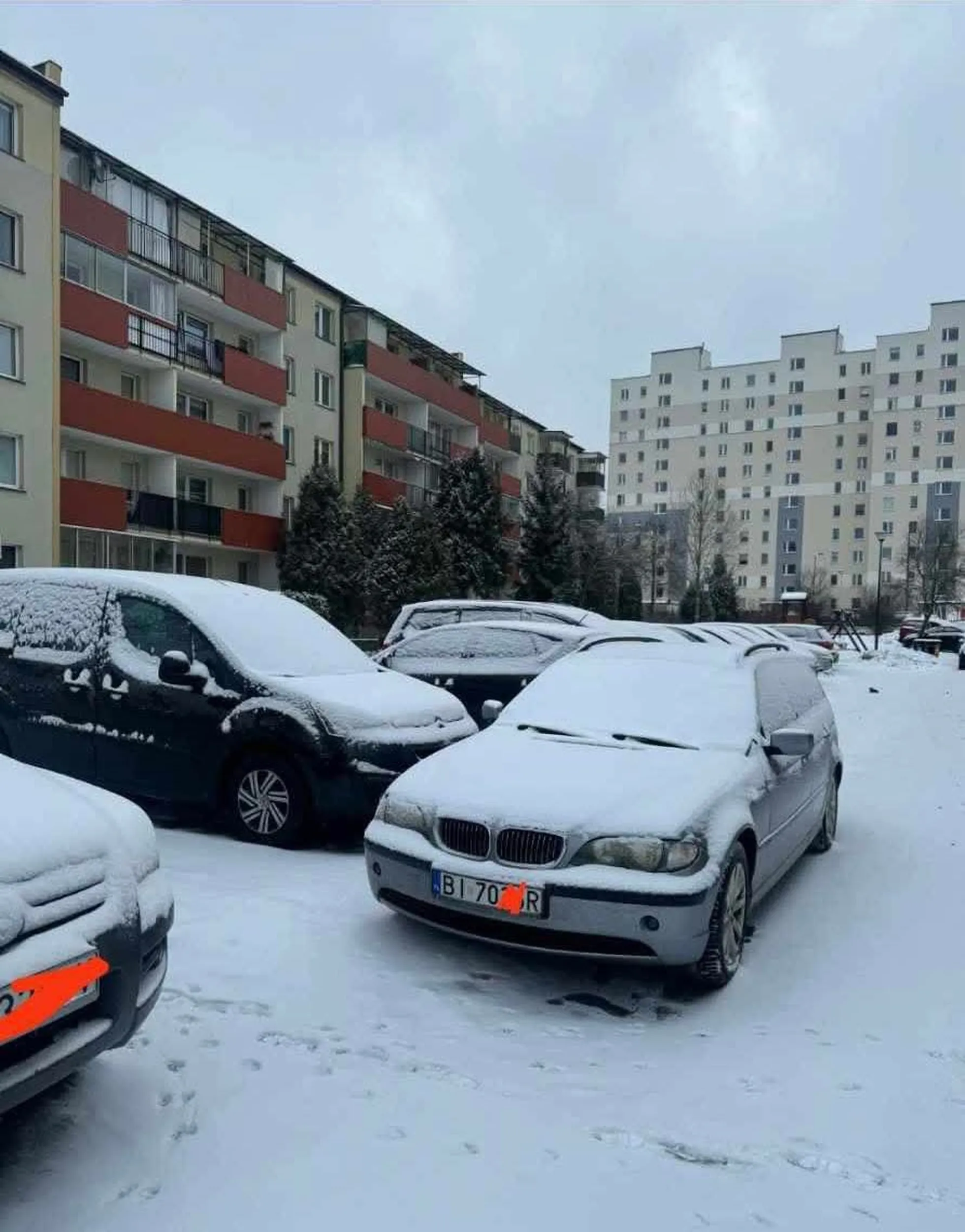 Jakiś cham w gruzie bawi się w szeryfa osiedlowego parkingu.