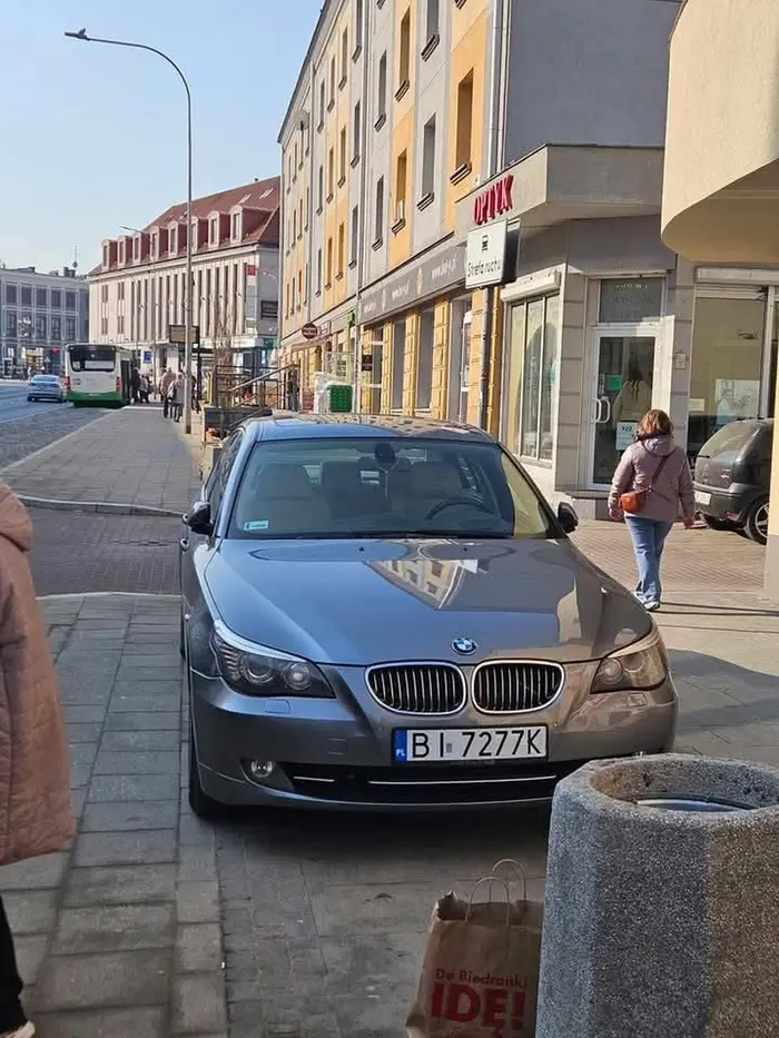 To w końcu BMW - parkowanie na chodniku to standard ?