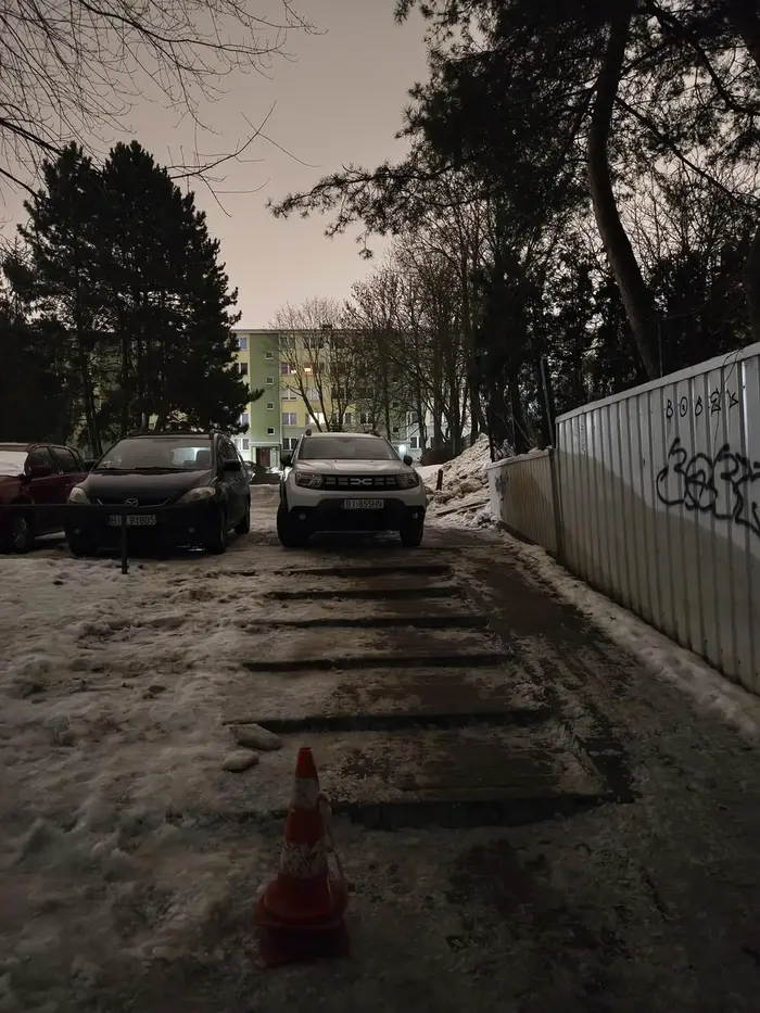 Byku nie parkuj na środki przejścia. Nie twórz patologii z innymi co tak parkują.