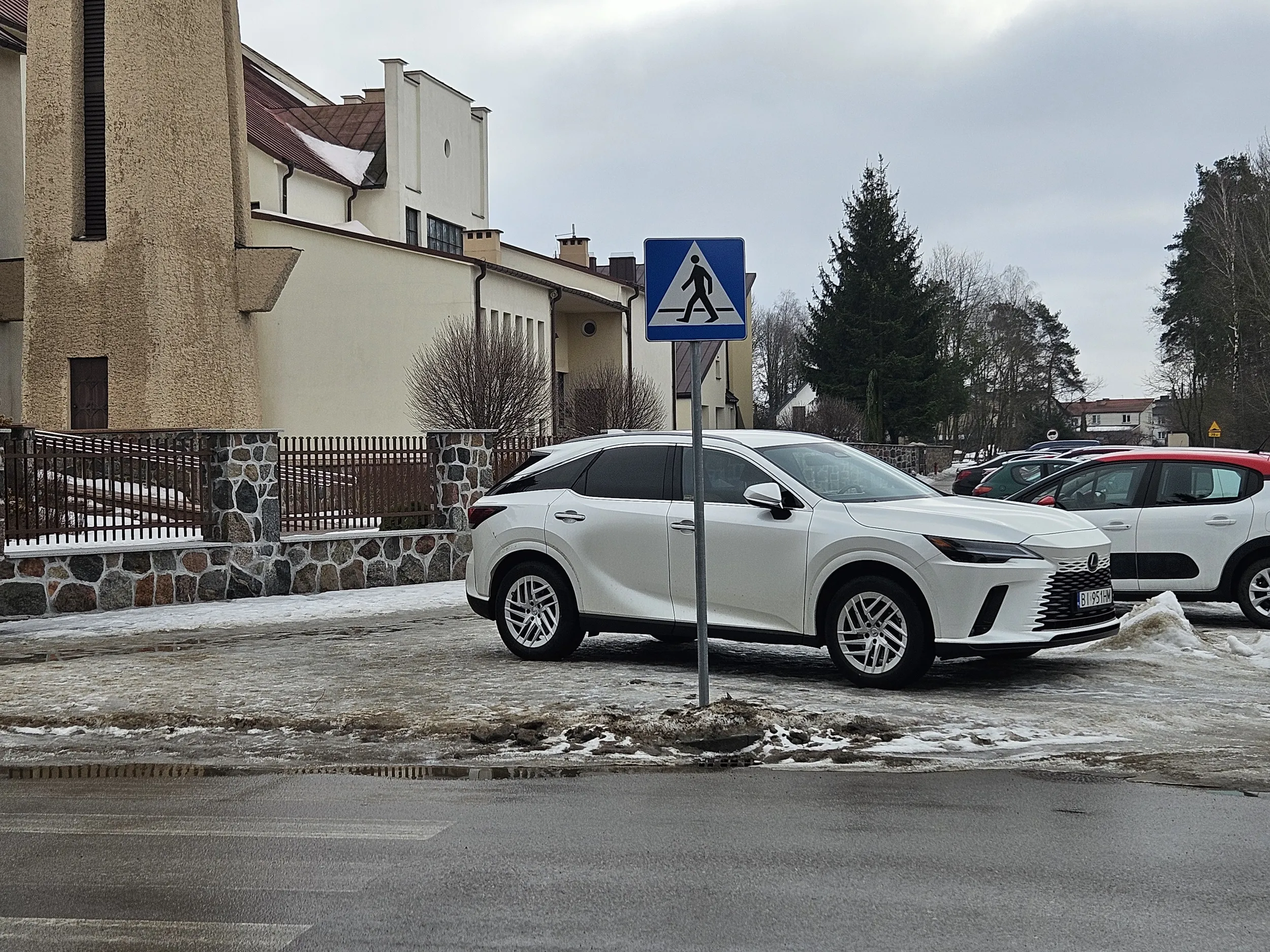 Bardzo pobożny kierowca, musi zaparkować pod samym kościołem