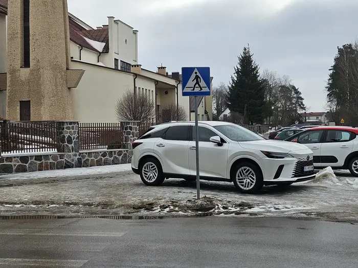 Bardzo pobożny kierowca, musi zaparkować pod samym kościołem
