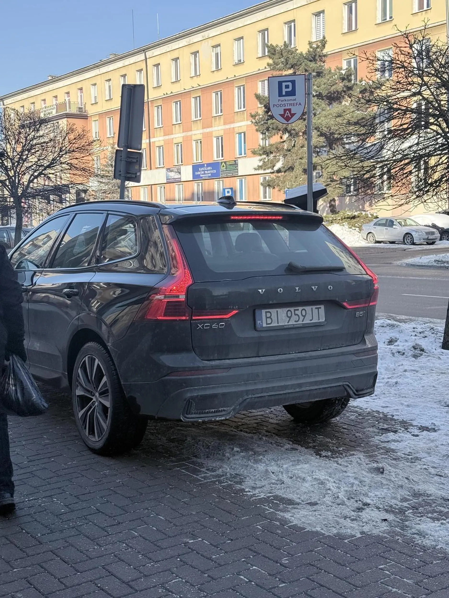 Gość parkuje na chodniku i jeździ po chodniku