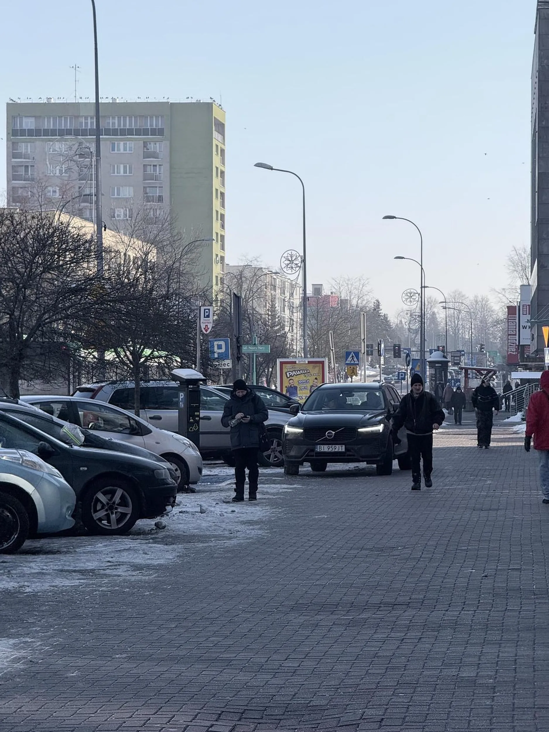 Gość parkuje na chodniku i jeździ po chodniku