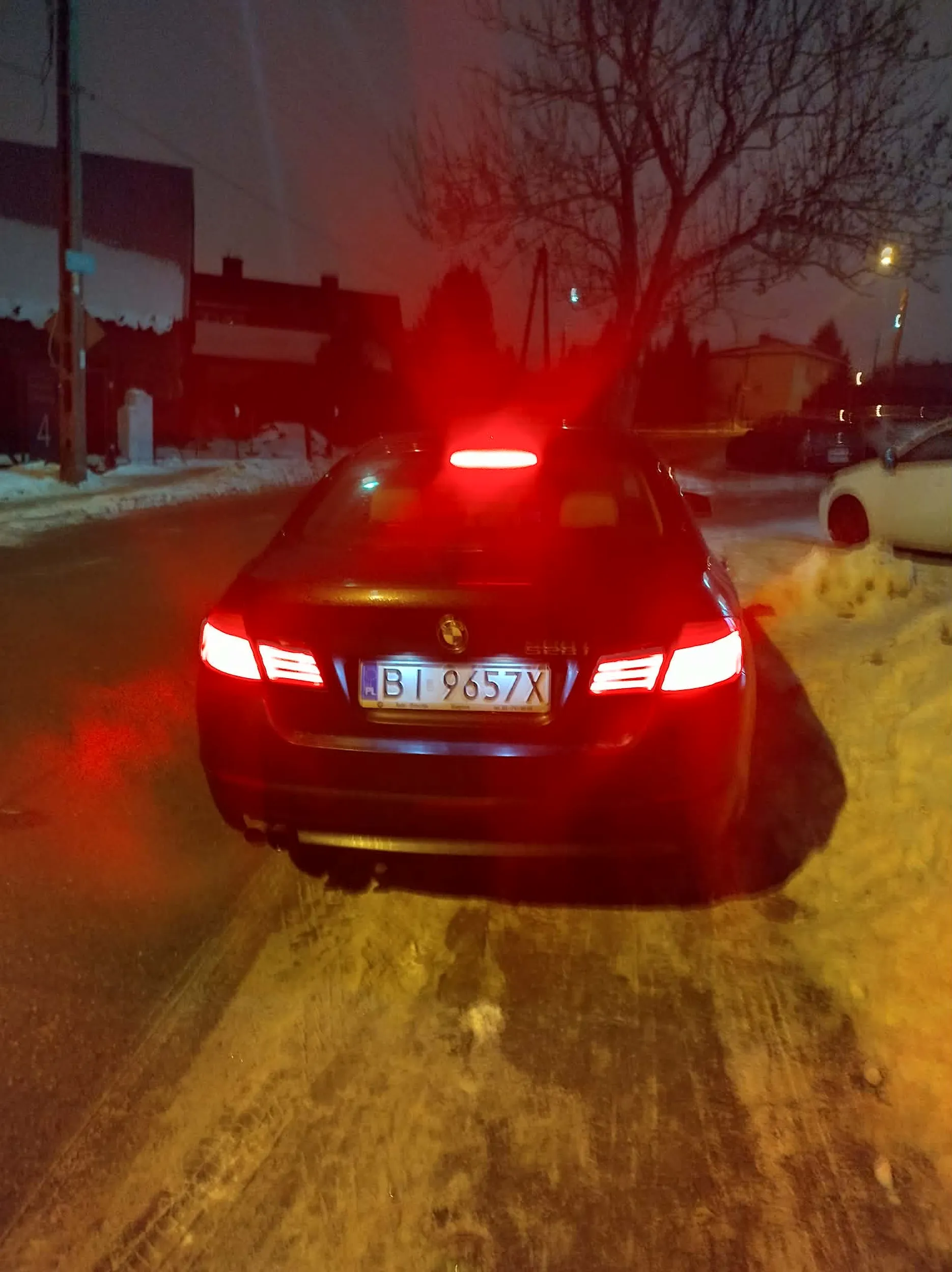 Panikara, Wjechała na chodnik i jadąc nim najechała mi na Air Forcy. 8 lat noszę tą parę skórzanych AF1, i dalej mnie zadziwia ich wytrzymałość. Zdążyłem zrobić fotke, i zapytać się czy wszystko w porządku.