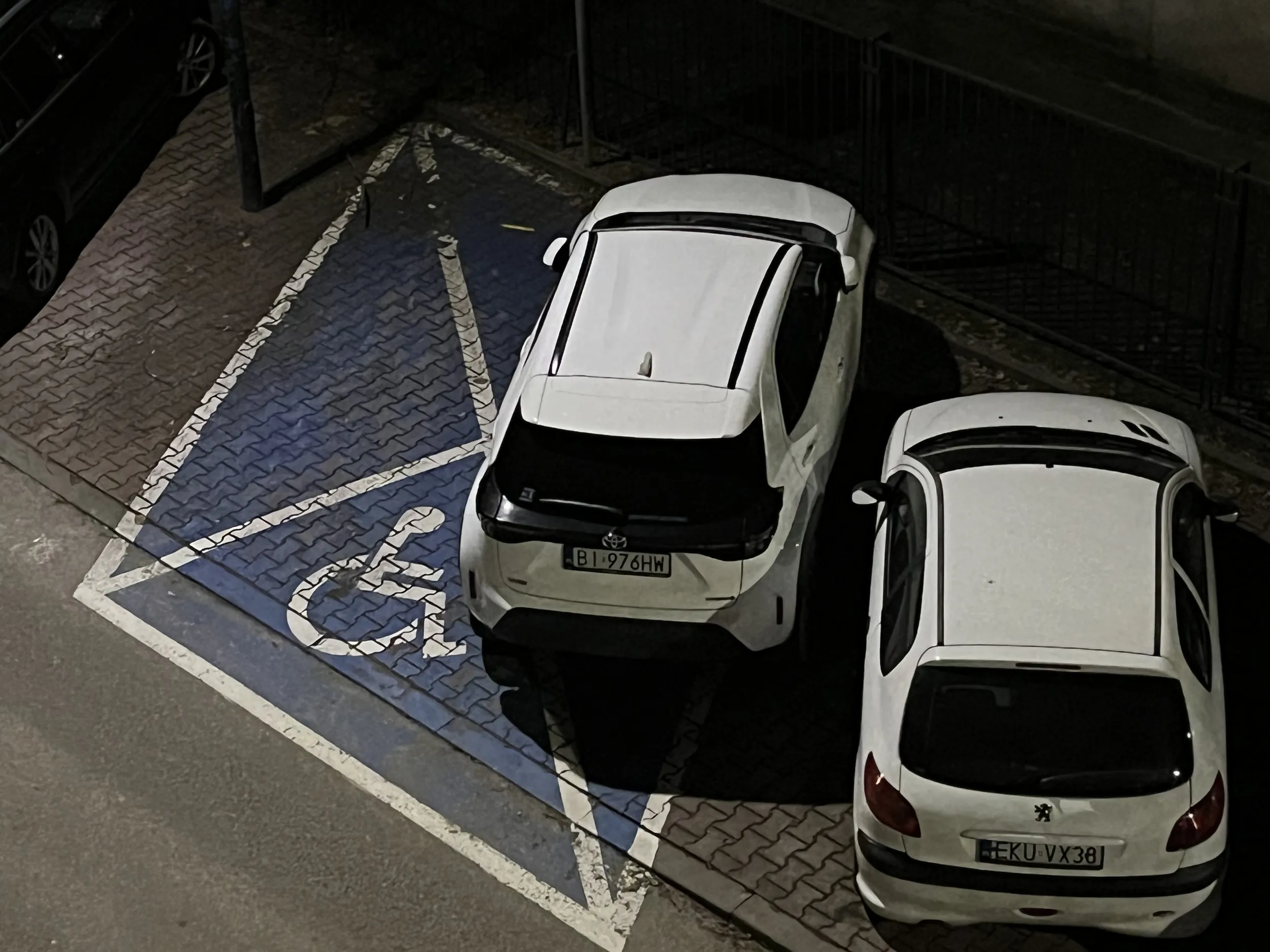 Włścivielka miała odrobinę litości dla potencjslnego niepełnosprawnego i zostawiła mu nieco miejsca ;)