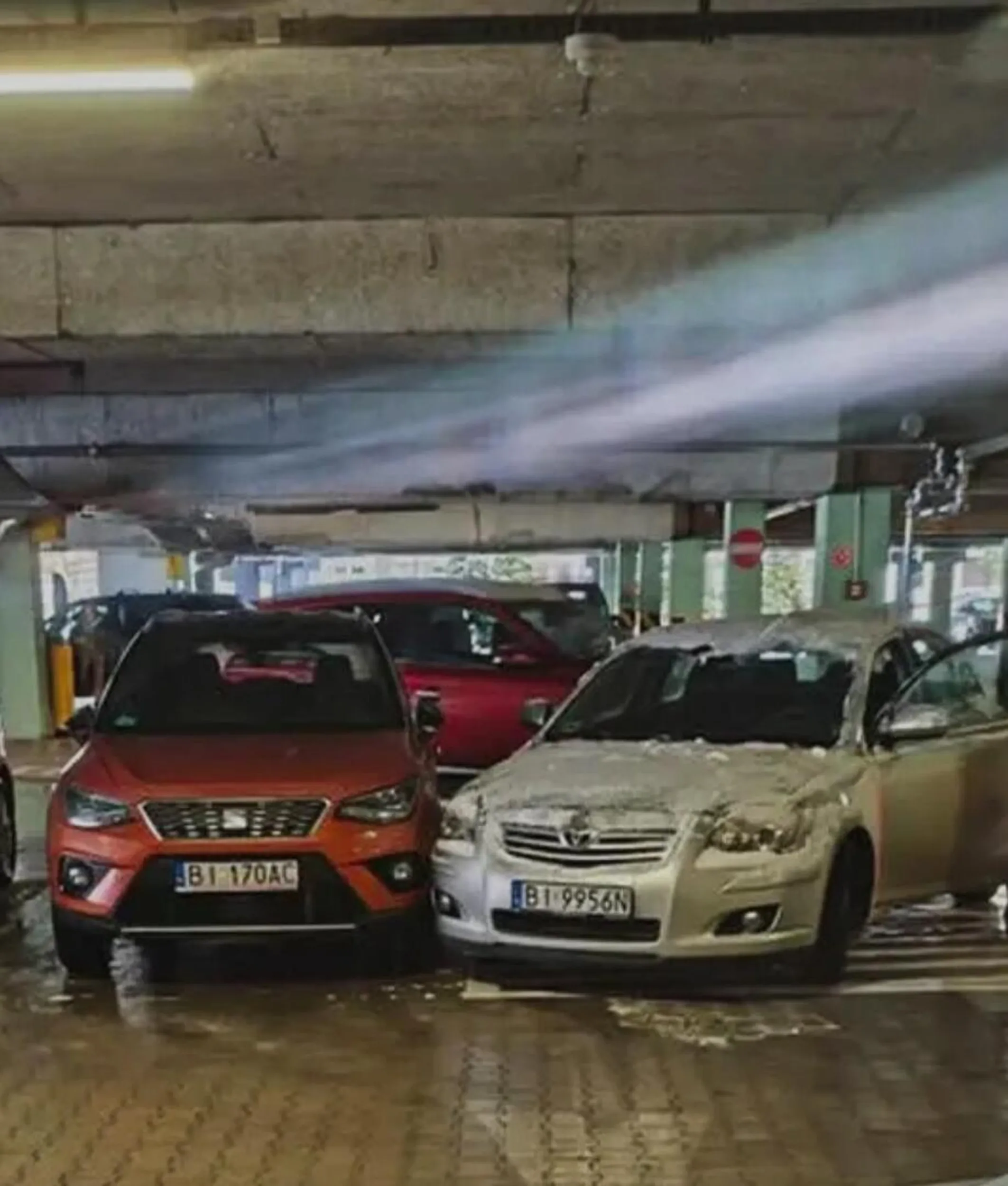 Kierowca Toyoty roztargniony. Ucieka z miejsca zdrzenia. Olewa poszkodowanego.