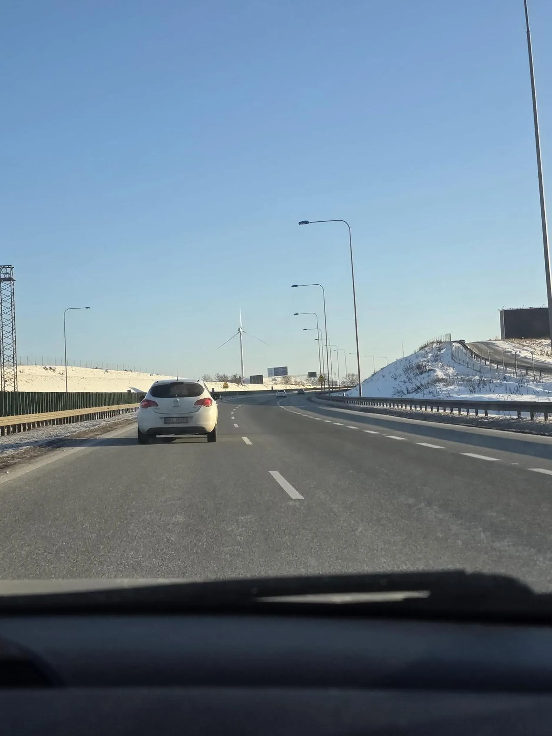 Dziadek jest pierwszorzędnym zamulaczem lewego pasa, na długim odcinku drogi prawy pas pusty ale szeryf musi cisnąć lewym. Bez wzięcia go prawym się nie obędzie