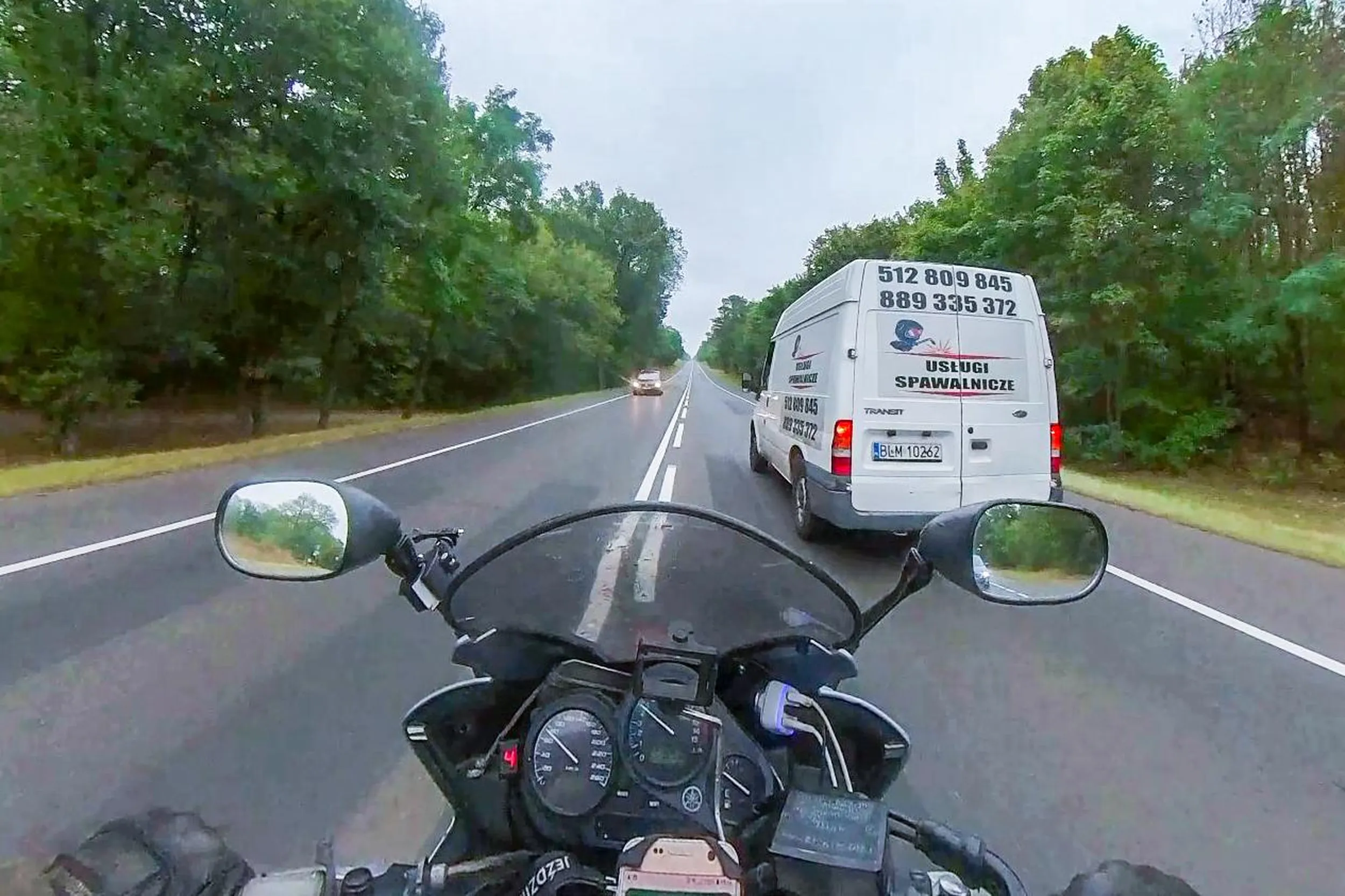 Uprzejmy kierowca względem motocyklistów - robi miejsce. Dziękuję i LwG!