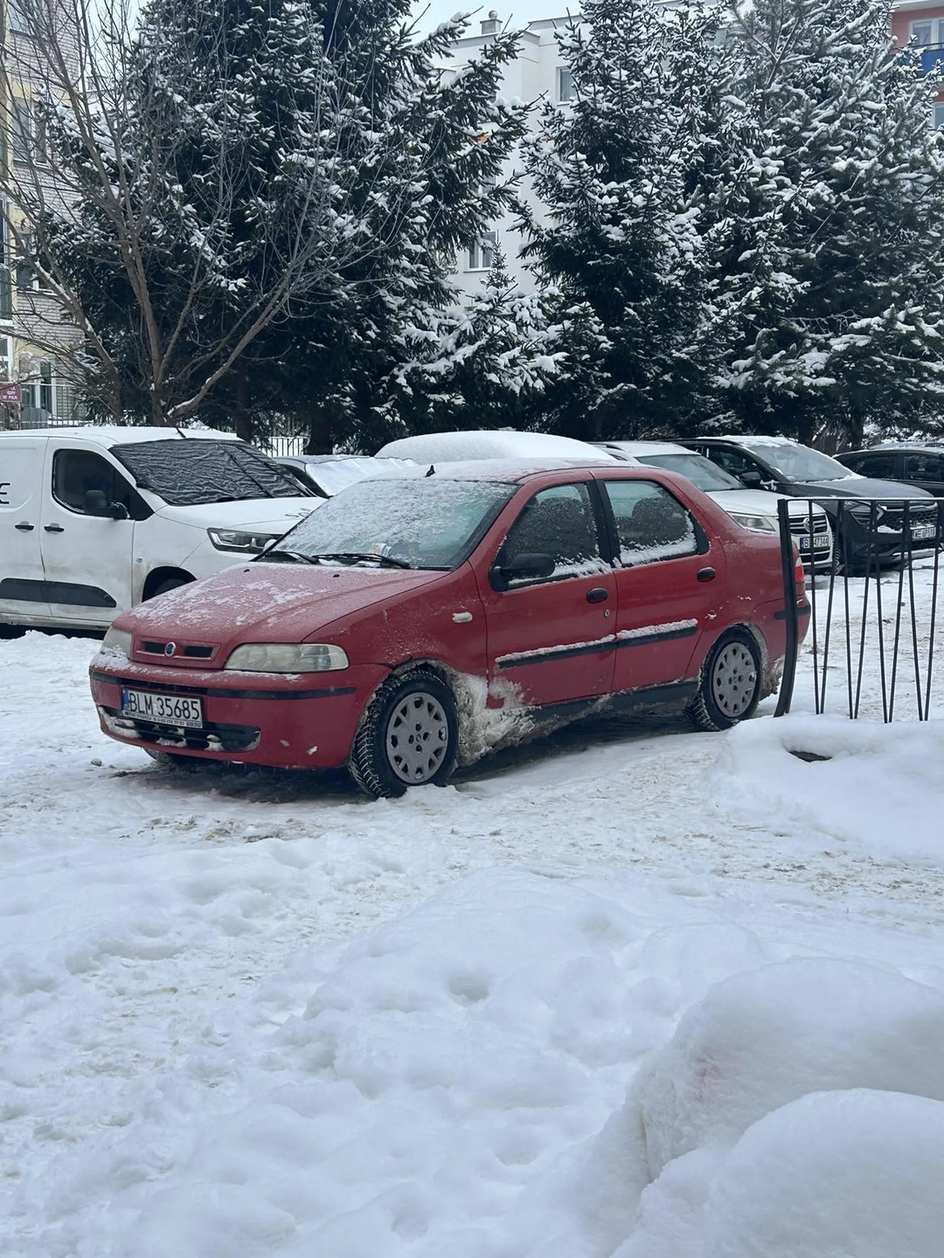 Przeparkuj te auto, jak masz tu parkować to parkuj bliżej krawężnika a nie na samym środku, od 6:00 stoisz tym autem