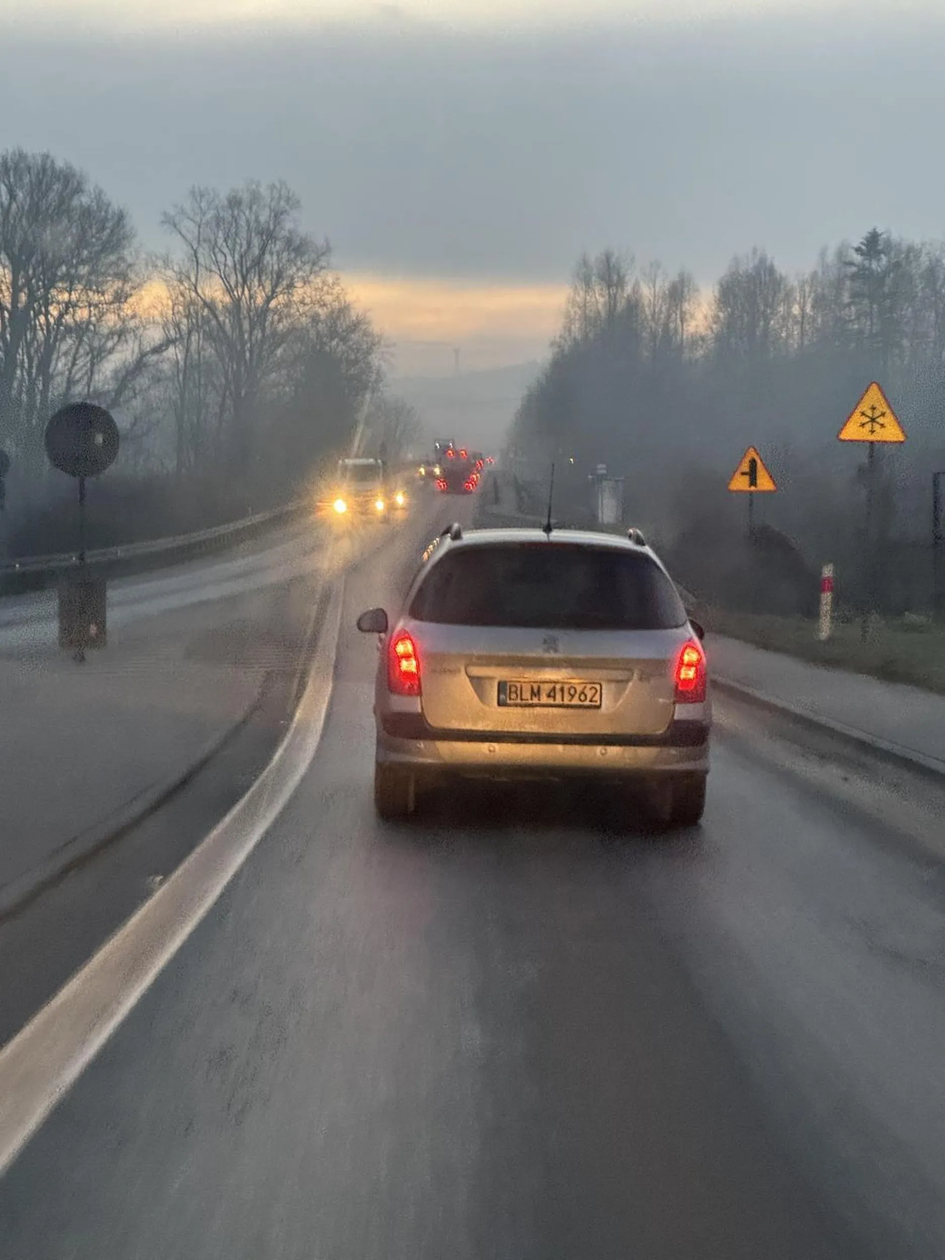 Bardzo chamski kierowca, na drodze 90km/h jedzie 50-60 A gdy wyprzedzisz na pasie do wyprzedzania to nagle przyspiesza, i napierdala światłami zastanów się kolego co robisz bo takim czynem byś miał TIRa w dupie