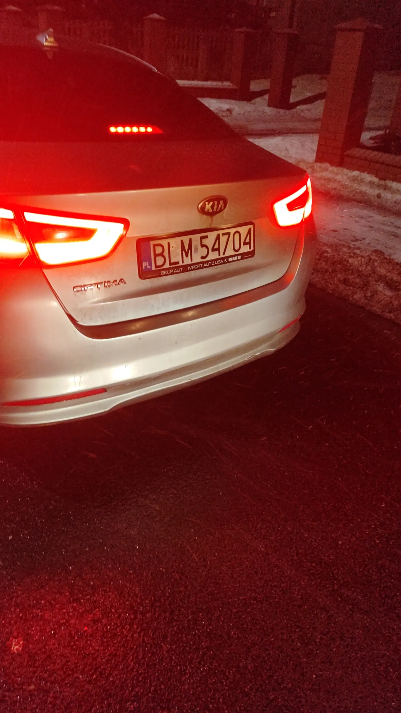 Kobieta kieruję samochodem i siedzi w telefonie jeździ lewo prawo w każdą stronę.