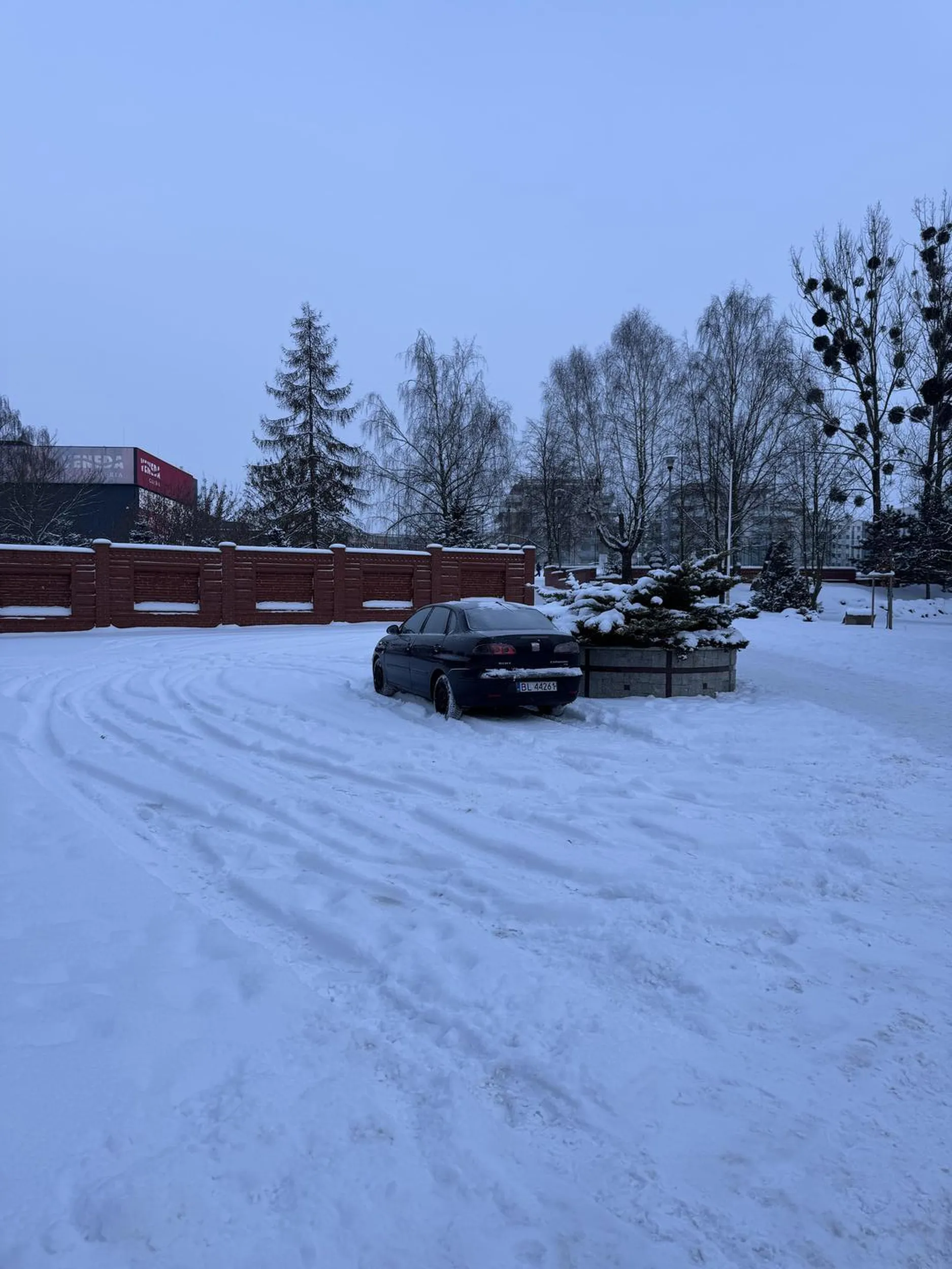 Nie wolno jeździć po chodniku chamie