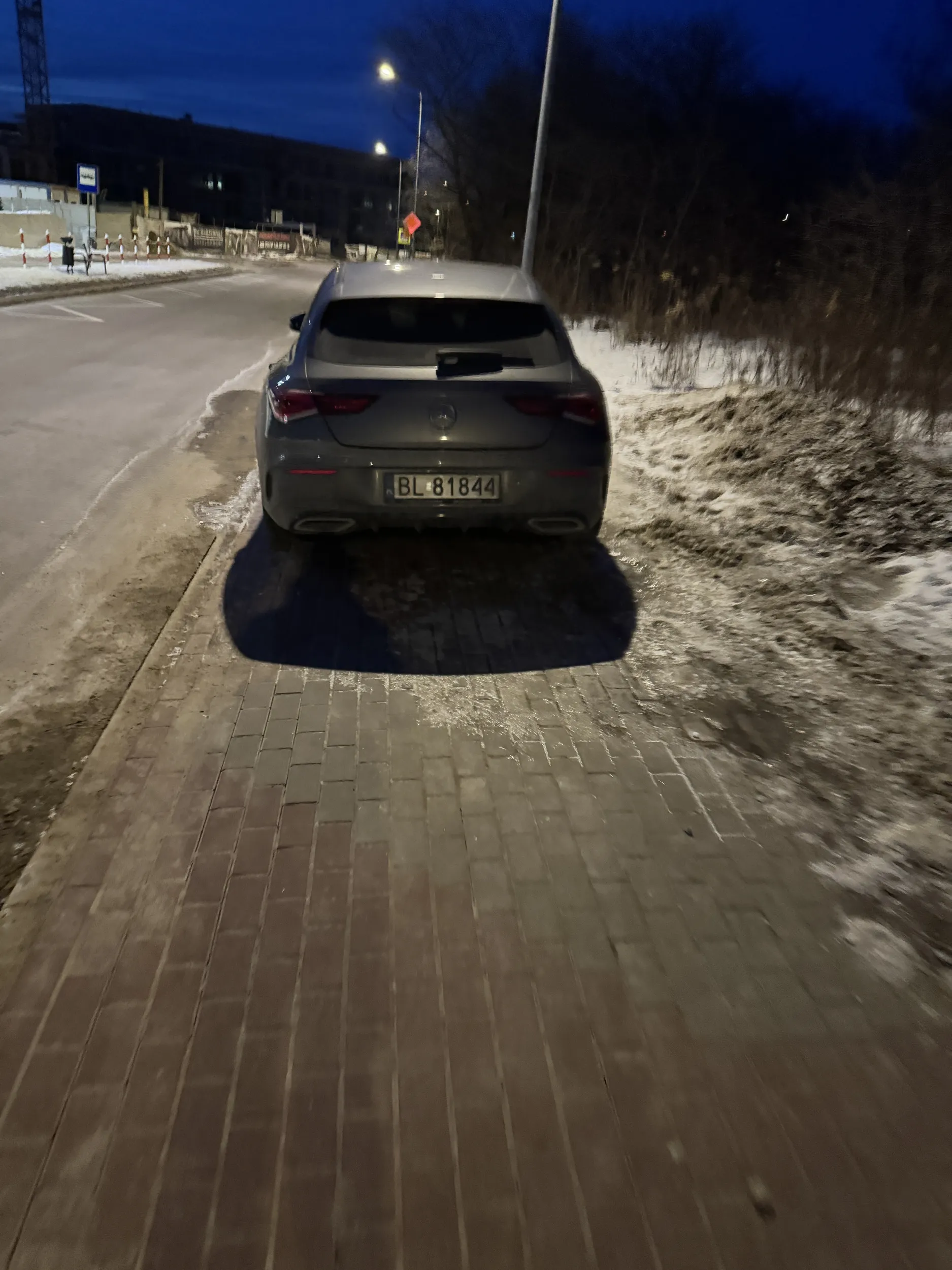 Parkuje jak znany kutas nie parkuje się na chodniku