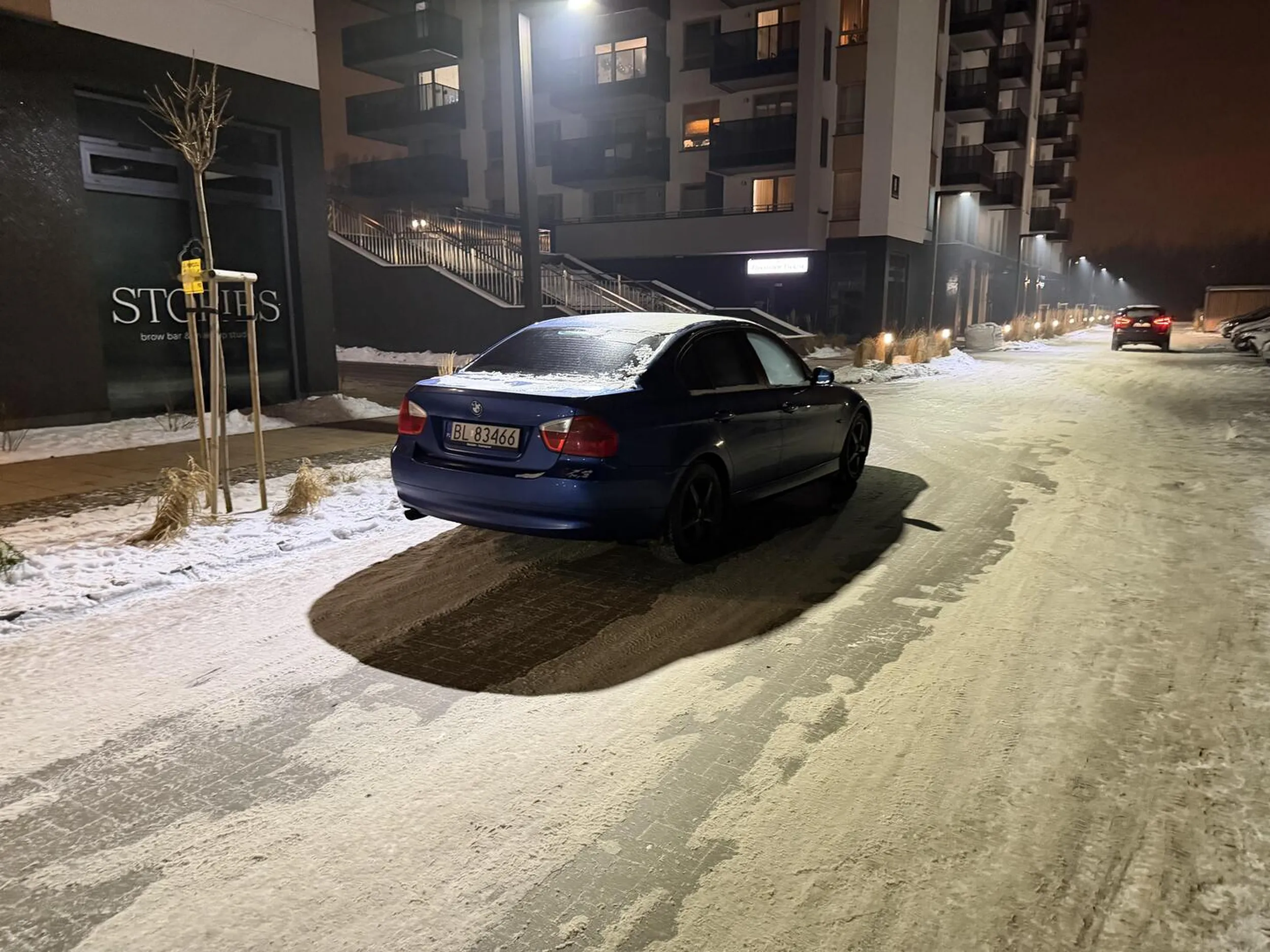 Parkowanie na drodze w strefie ruchu, utrudnianie parkowania na miejscach wyznaczonych, rozumiem że na wsi w Łomży można parkować wszędzie, ale to nie tu