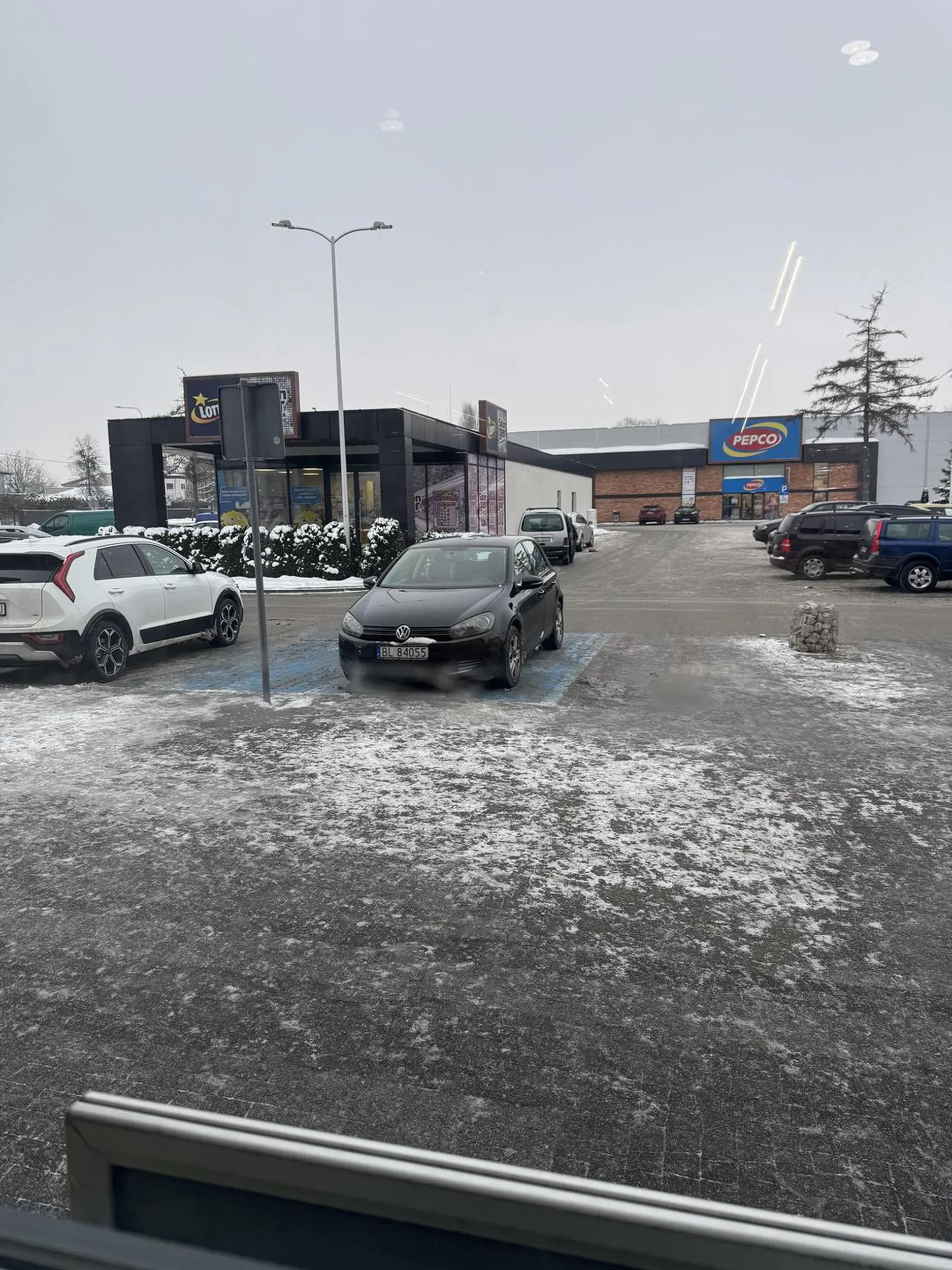 Gdzie jest niebieski dokument. Nie wolno parkować na miejscu dla niepełnosprawnych gdy jest się zdrowym.