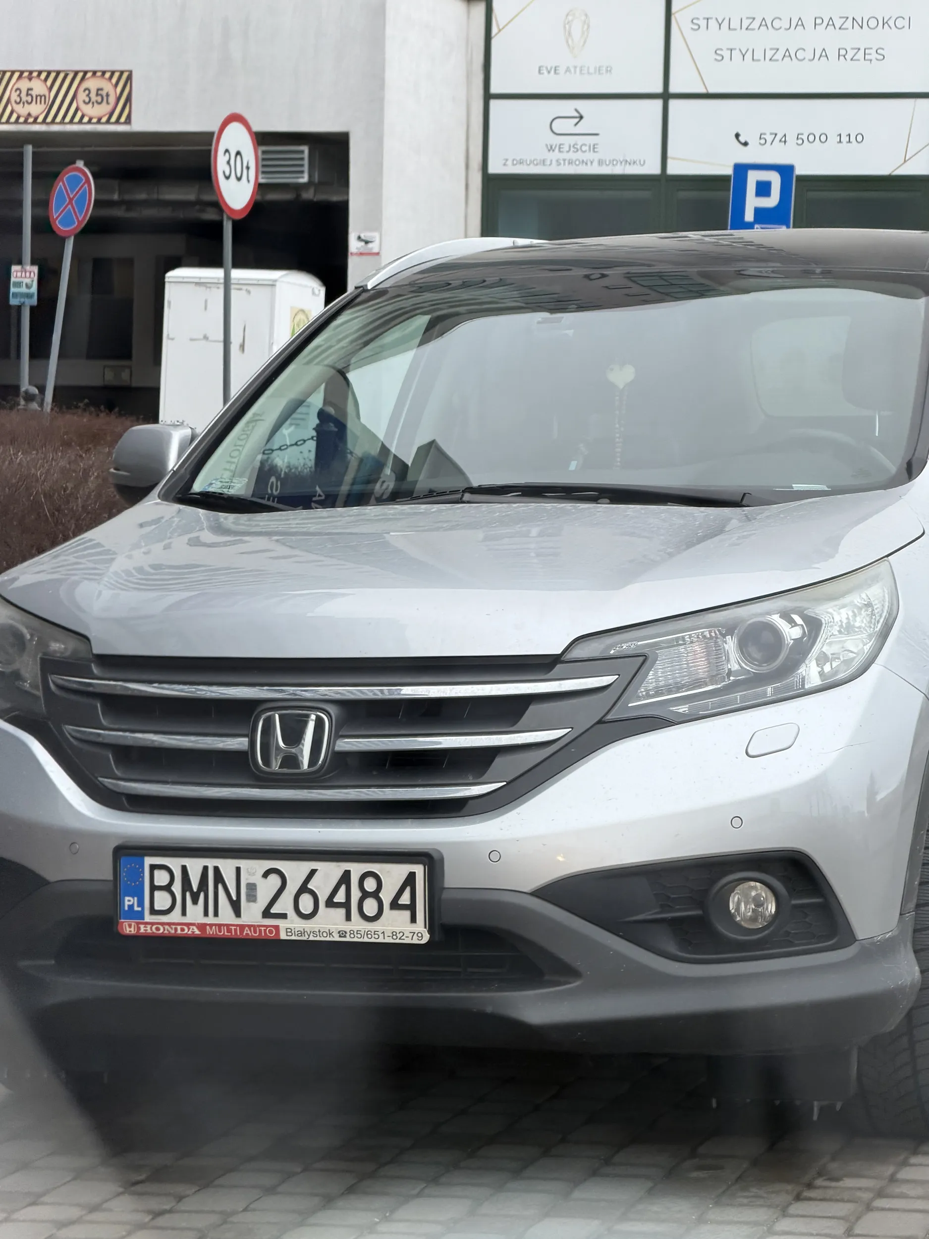 Kobieta zaparkowała na zakazie w bardzo ruchliwym miejscu. Mimo trąbienia innych kierowców nie zjechała, myśląc, że niesienie jajek ją usprawiedliwia. Nie pozdrawiam