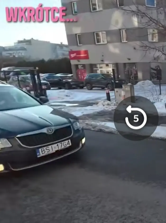 Nie dosyć że ścierwo jeździ na światłach pozycyjnych i przeciwmgielnych przednich. To jeździ z prędkością 50 kmh po chodniku nie zwracając uwagi czy są na nim piesi czy nie.