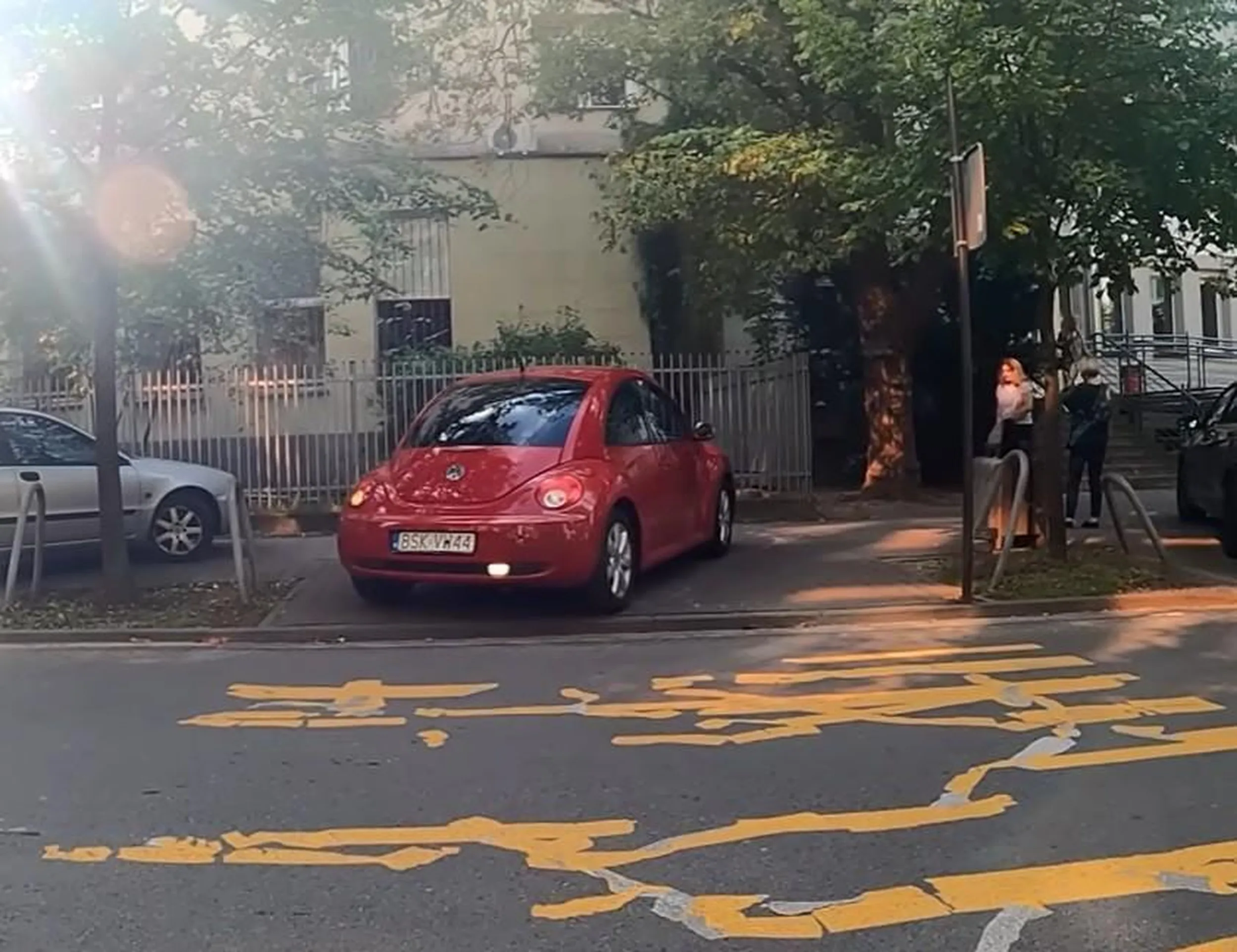 Parkuje na przejściu dla pieszych.