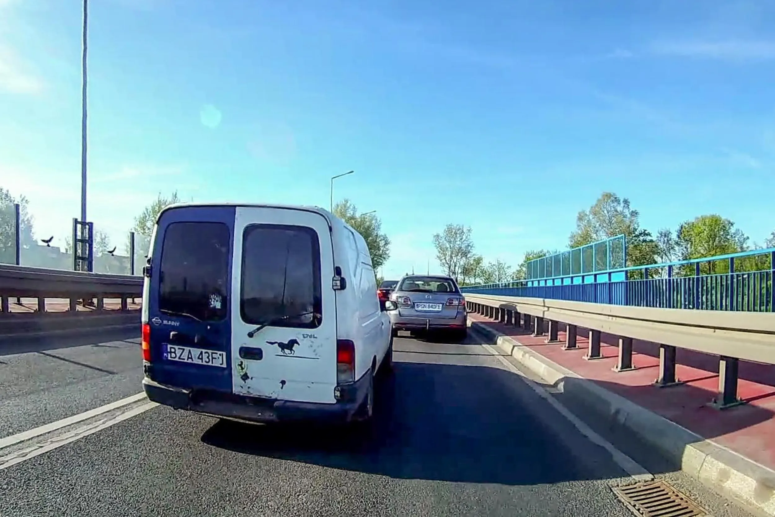 Kierowca nie zna przepisów i nie stosuje się do Art.16 pkt.4, który mówi, że: "Kierujący pojazdem jest obowiązany jechać możliwie blisko prawej krawędzi jezdni." (cyt.)