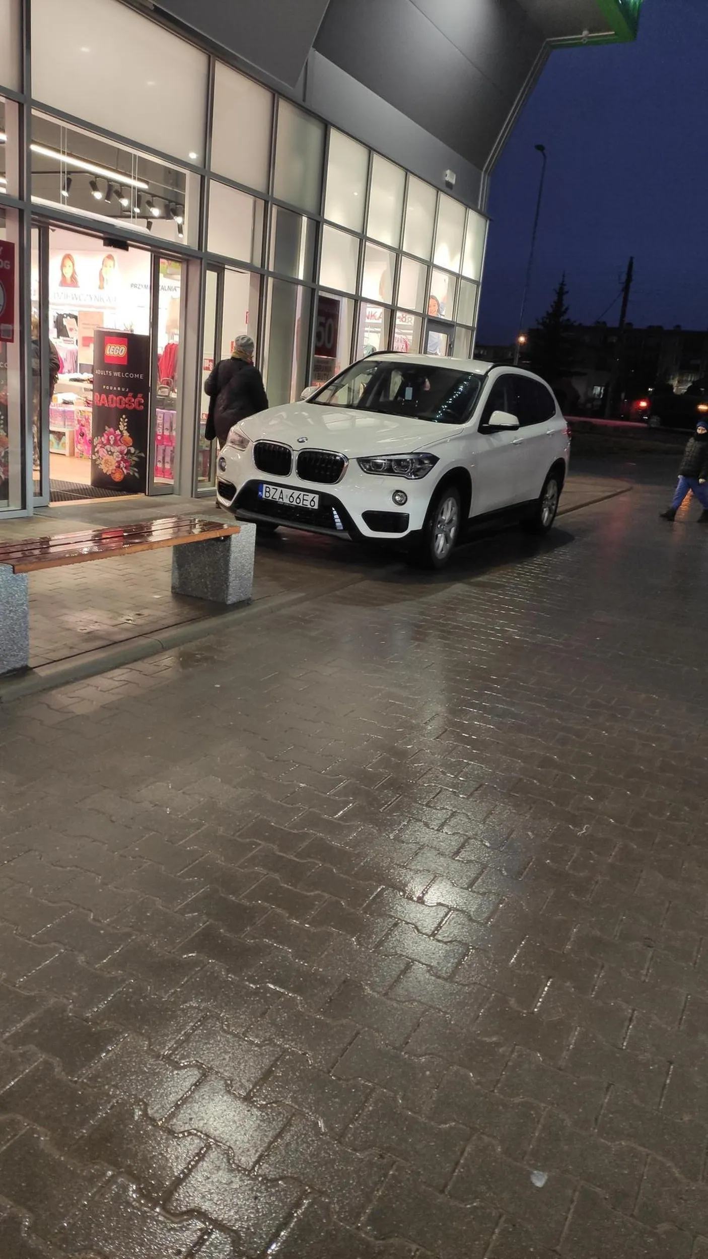 Szkoda ze do sklepu nie da rady wjechać gdzie dookoła było tyle wolnych miejsc parkingowych...