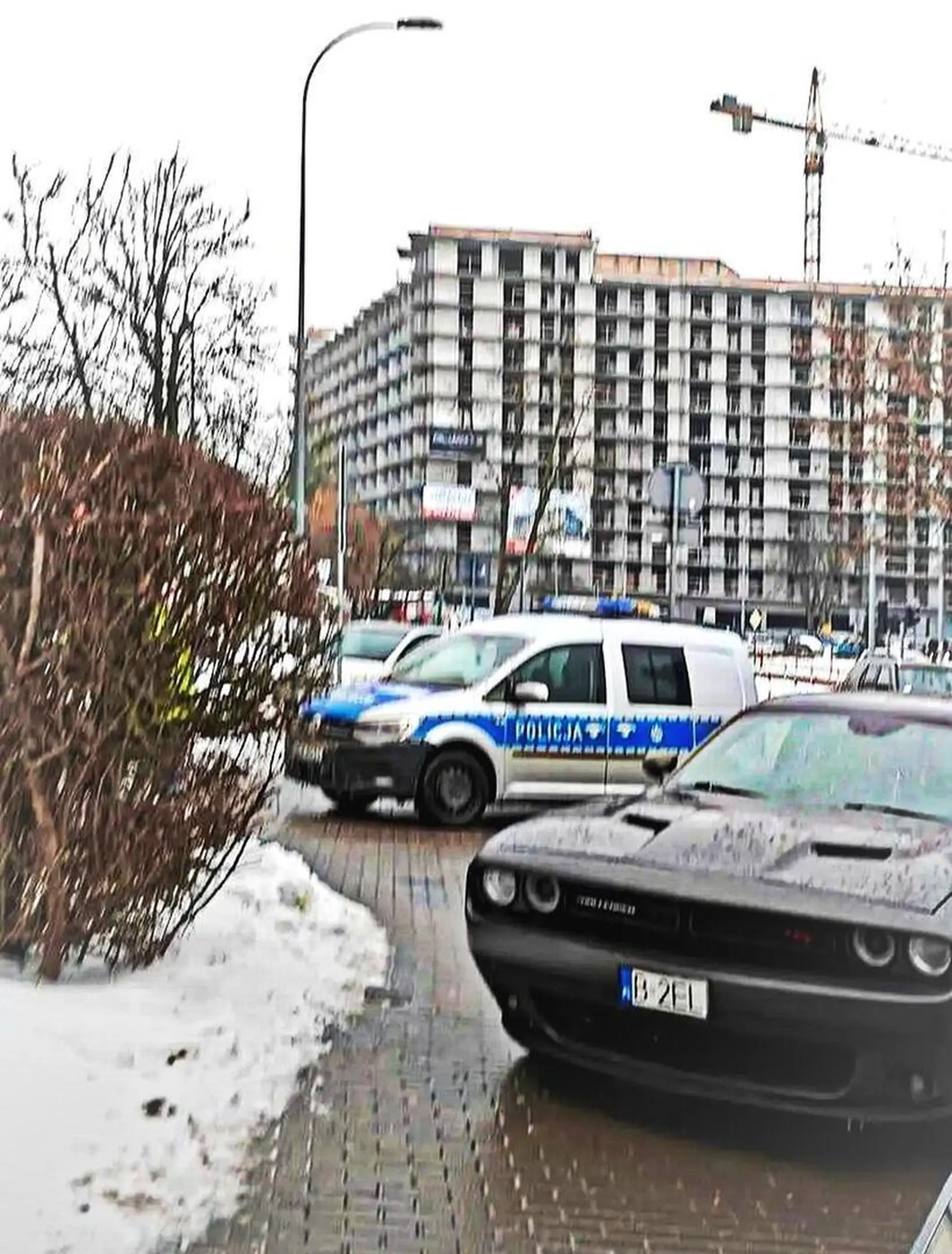 Podczas zimowego lodowiska samochodowi "magicy" w Białymstoku nie oszczędzają pieszych, ani niebiescy "słudzy narodu" ani Pan "szybki, wściekły" i zaparkowany. Pokatolicki....... :/ Dziękujemy!