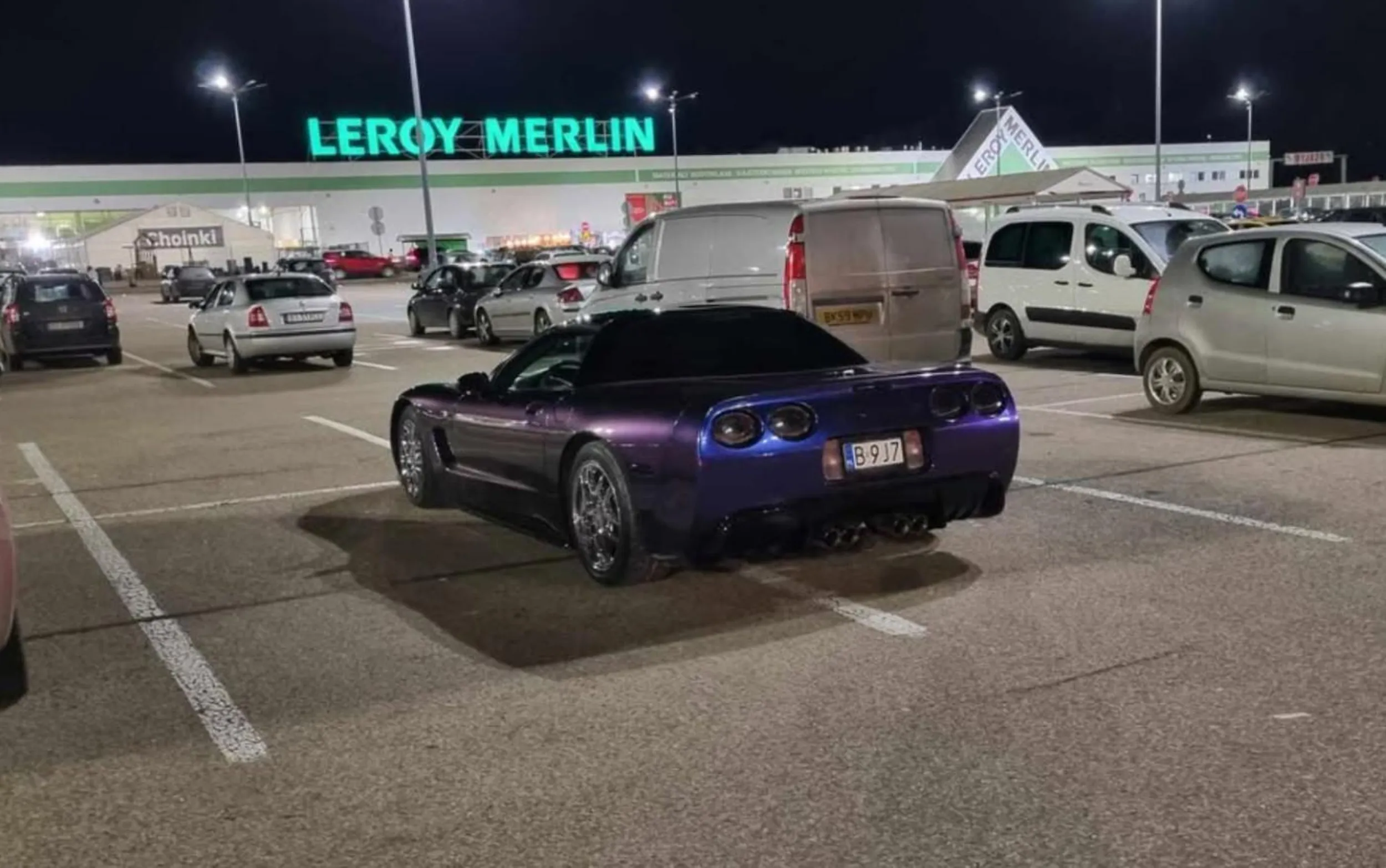 parkuje starego szrota jakby jeździł ferrari i bał się o lakier