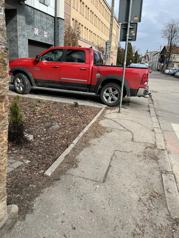Jak przez chodnik miałaby przejść kobieta z dzieckiem w wózku albo osoba niepełnosprawna? Naucz się parkować a poza tym to z tego co wiem jest tam znak zakazu