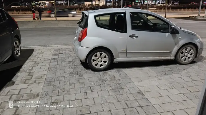 Nie wiem, jaki jest nr rejestracyjny tej cytrynki, ale wyraźnie widać, że była zaparkowana w poprzek... ??‍♂️