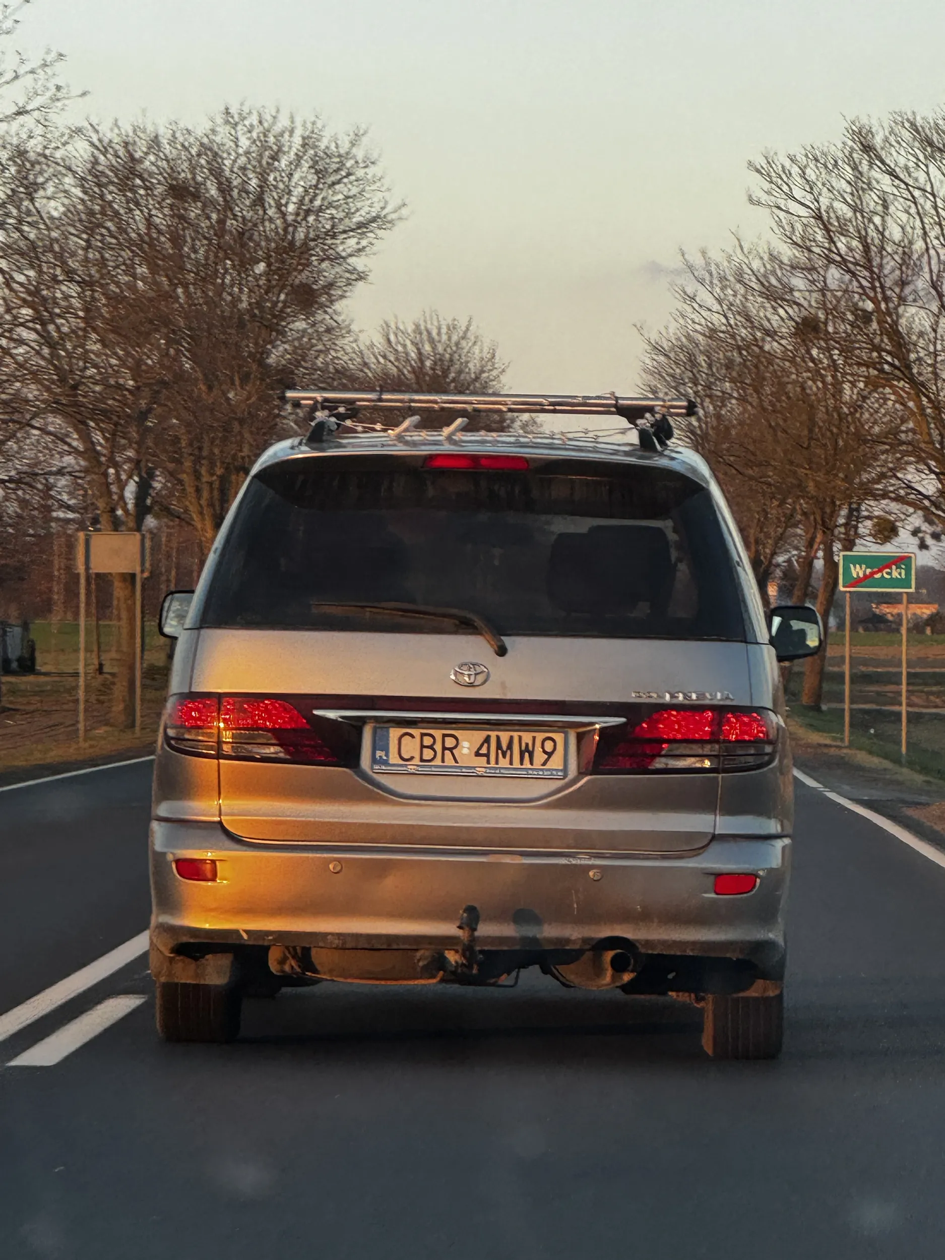 Kierowca łamie wszelkie przepisy ruchu drogowego,nie trzyma się prawej strony,przyspiesza i zwalnia