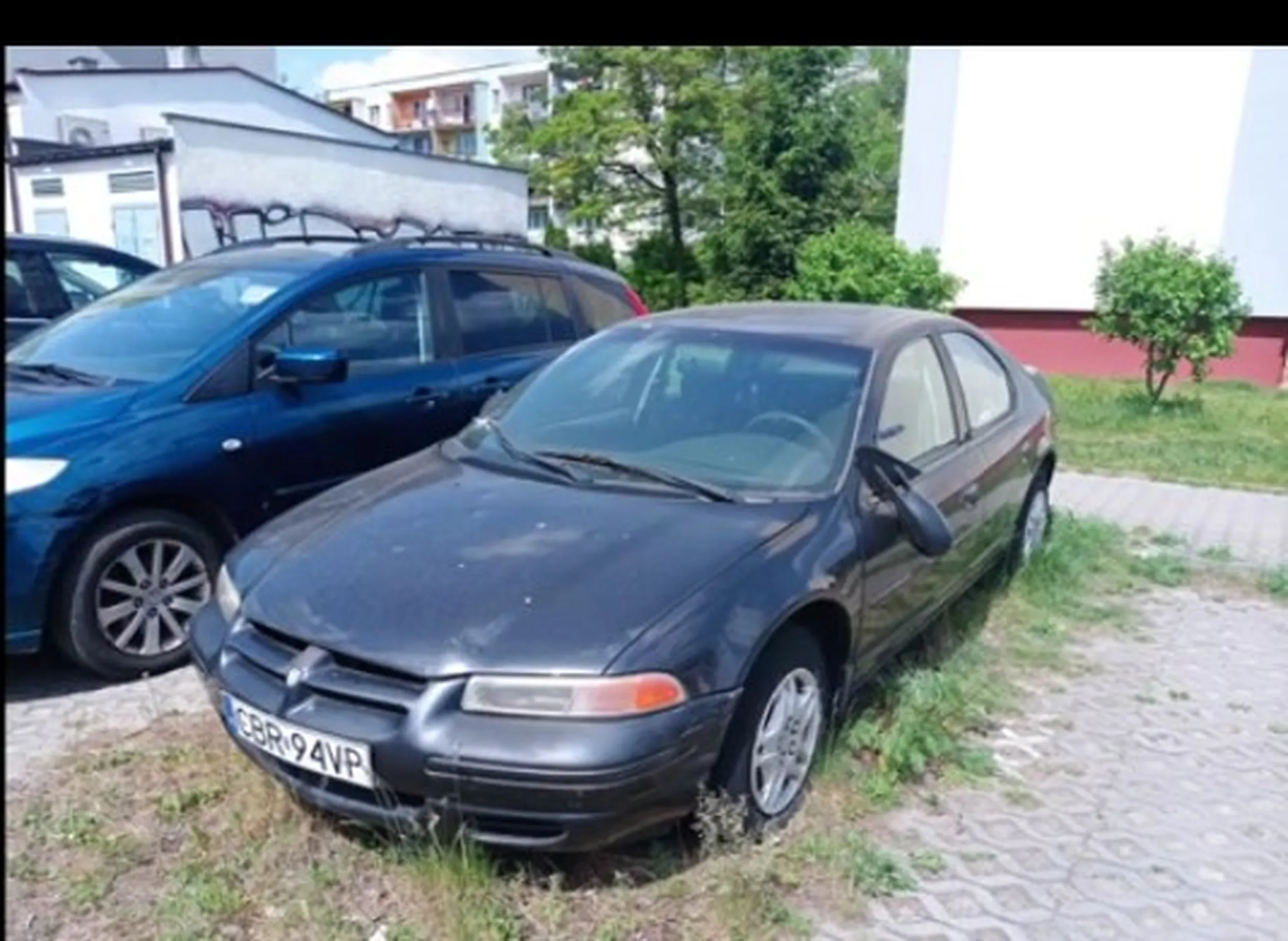 Porzucony Dodge w Niedrzwicy szkoda trzeba go zabrać i naprawić 2 lata stoi bo zarósł chyba on jest porzucony a nie