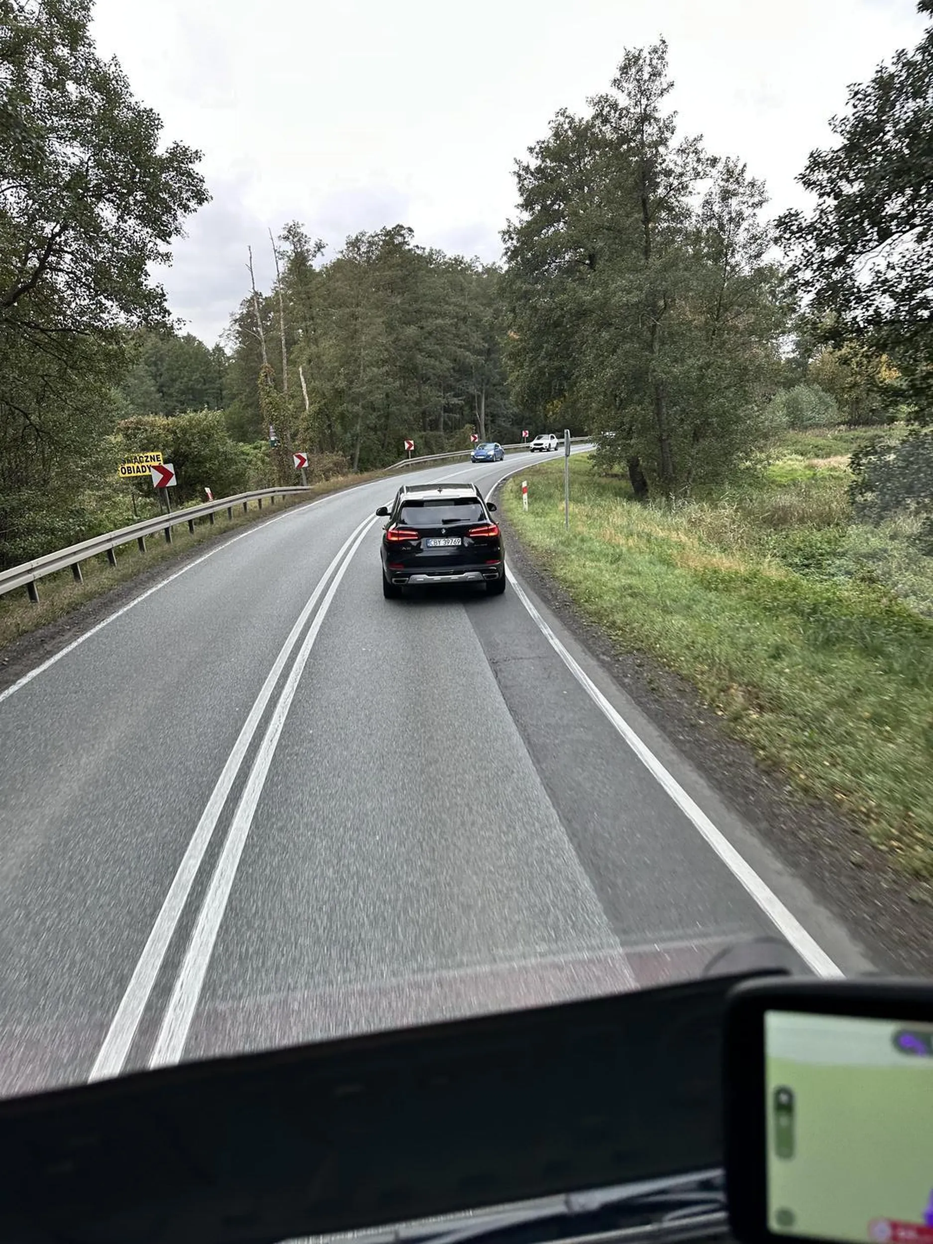 Oczywiście… BMW i wszystko jasne. Za kierownicą deb.il którego nie stać na paliwo do tego dziadostwa. Zamiast robić korki i wkur… innych uczestników drogi to zacznij chodzić pieszo albo niech Cię ktoś nauczy jeździć pa.jacu!!