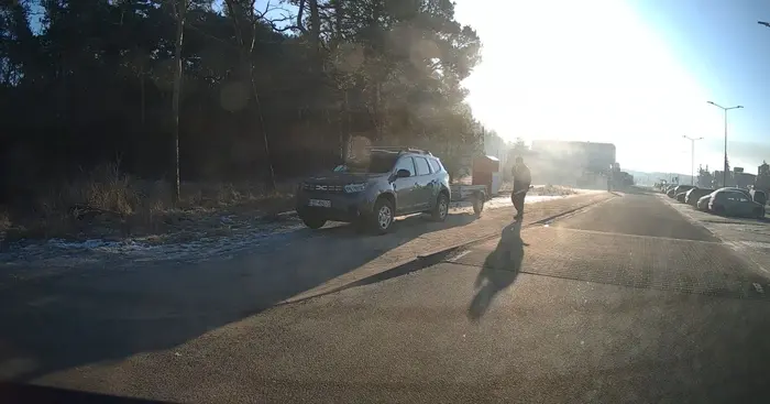brawa dla tego pana toć to jednocześnie i trawniczek i chodniczek, elegancko