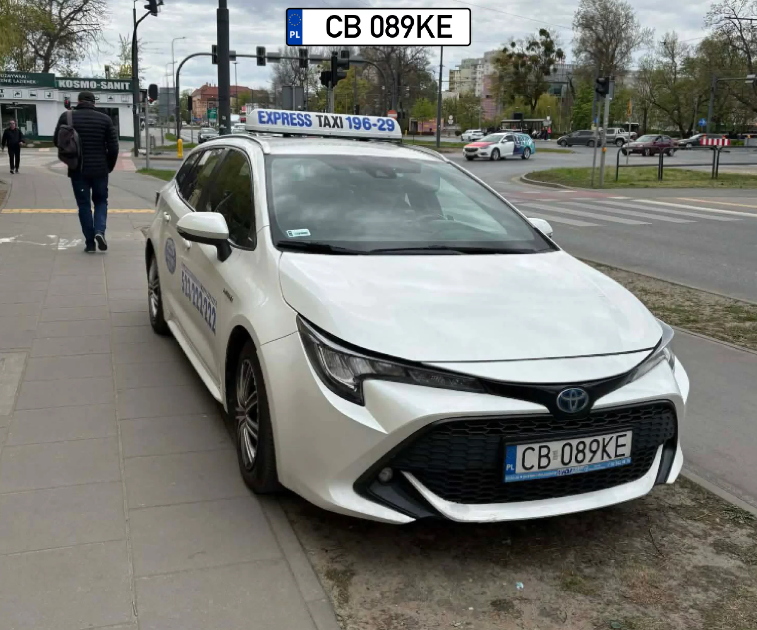 Taxi nie taxi stać tu nie można ale on stoi bo to kuta$/ebola