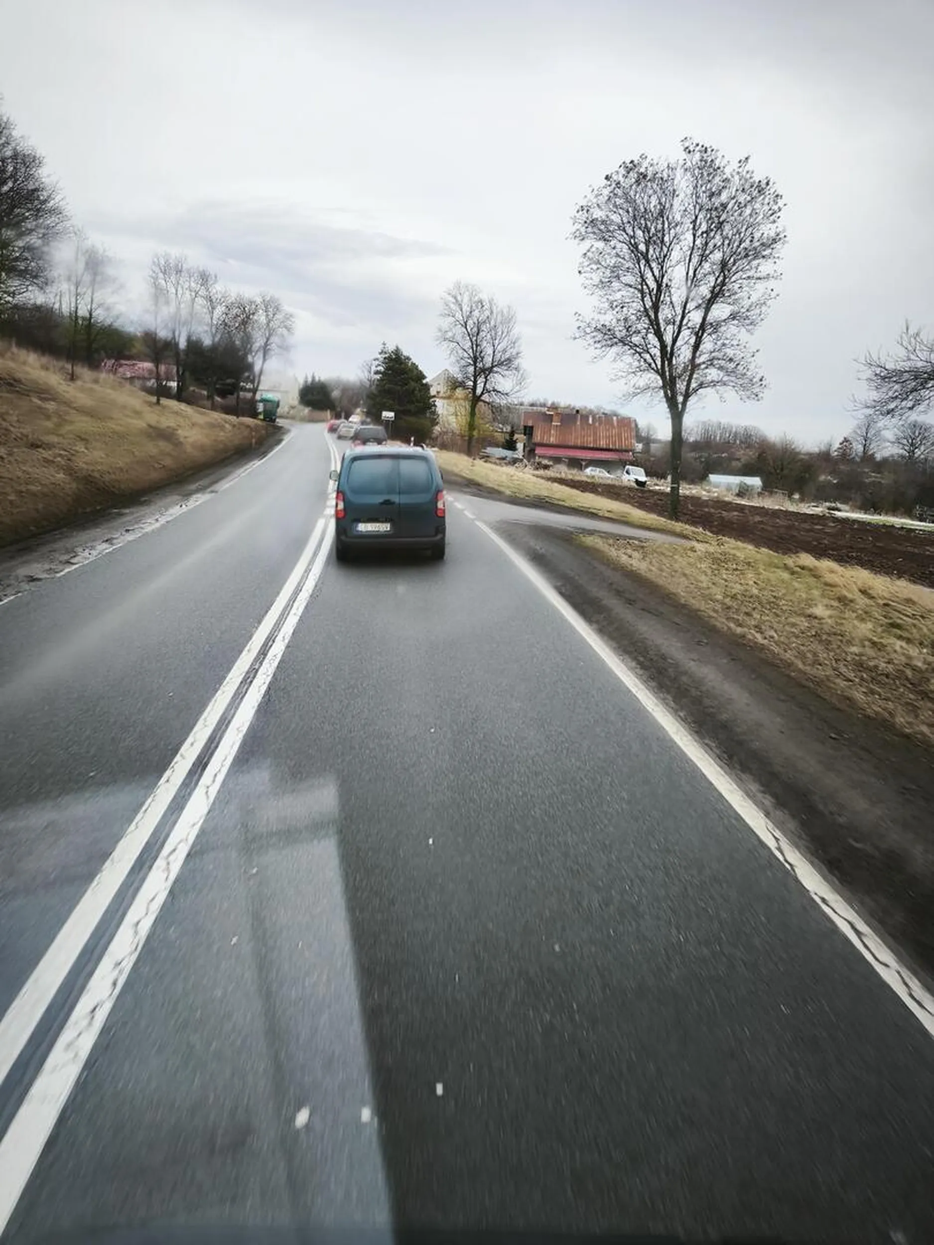 Kierowca jedzie sobie na wycieczkę z Jeleniej podróżując 60 poza zabudowanym , gdy ciężarowy chce go wyprzedzić nagle przypomina sobie że ma gaz. Sytuacja powtorzyła się 3 razy powoduje zagrożenie na drodze.