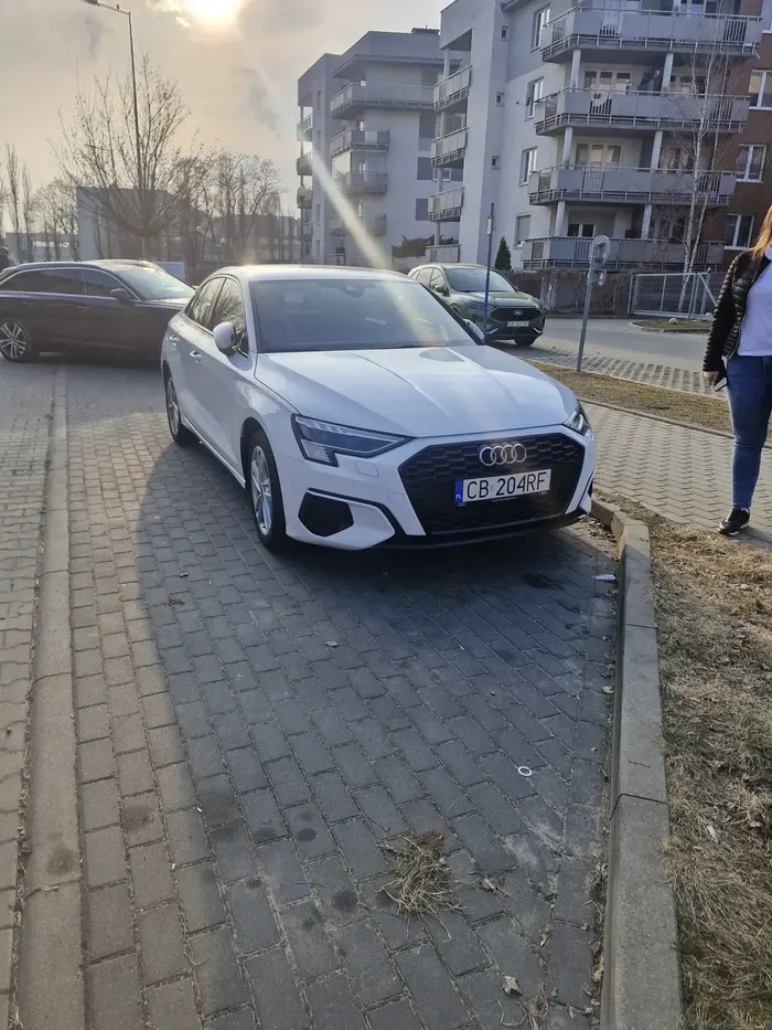 Bylem swiadkiem kiedy Pani z dzieckiem prosiła tą Panią z Audi aby w miare mozliwosci stanela jak reszta aut zaparkowanych w poprzek miejsc postojowych. I nagle konflikt urósł do WIELKIEJ afery ze strony prostaczki z Audi. Wyzywała kobiete z czerwonego auta bmw albo mercedes. Kobieta tlumaczyła ze chodzi o zwykłe człwieczeństwo bo zmieściłyby sie obie na tym miejscu gdzie Wielka Pani stanęła białym Audi. No przykro bylo na to patrzeć bo Pani z dzieckiem było ewidentnie przykro że po ludzku poprosiła o inne ustawienie a została zaatakowana.