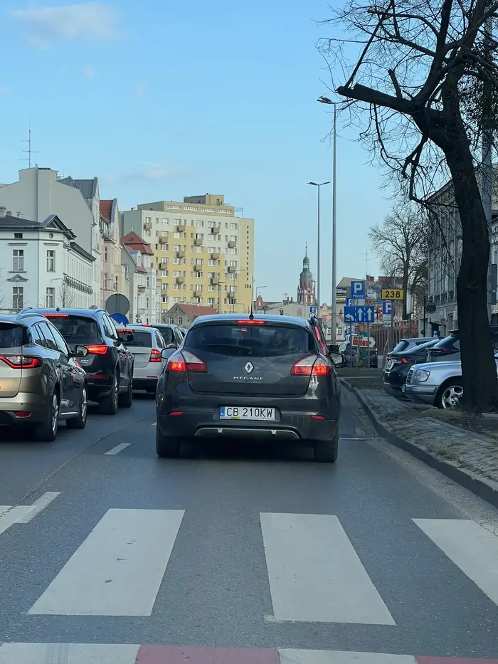 pojeb wymusił pierwszeństwo 2 osobom, przejechał na czerwonym i prawie potrącił staruszkę i to wszytko w 10 sekund