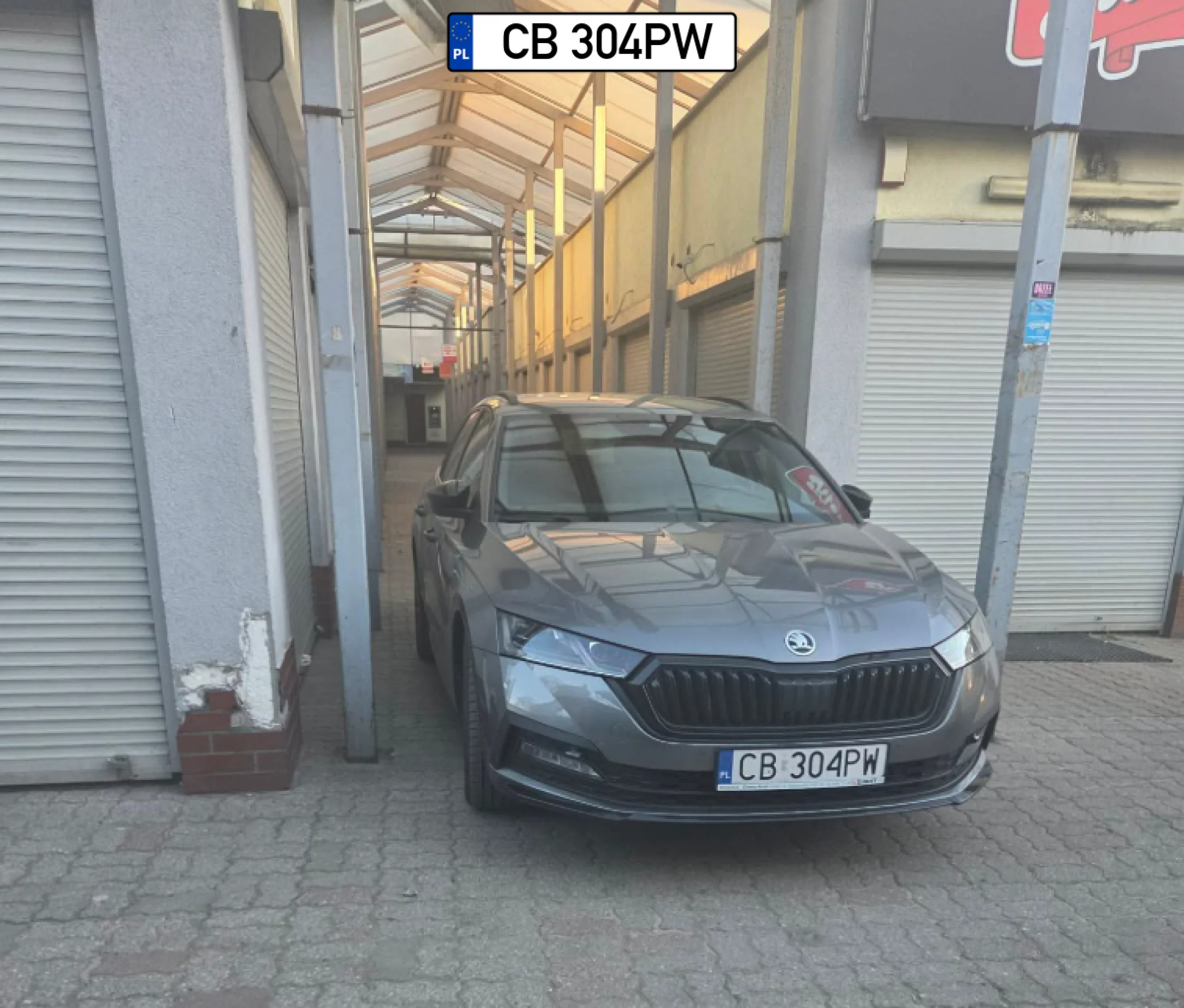 Co za mózgowiec zaparkował że nie da się przedostać do pawilonów dalej.