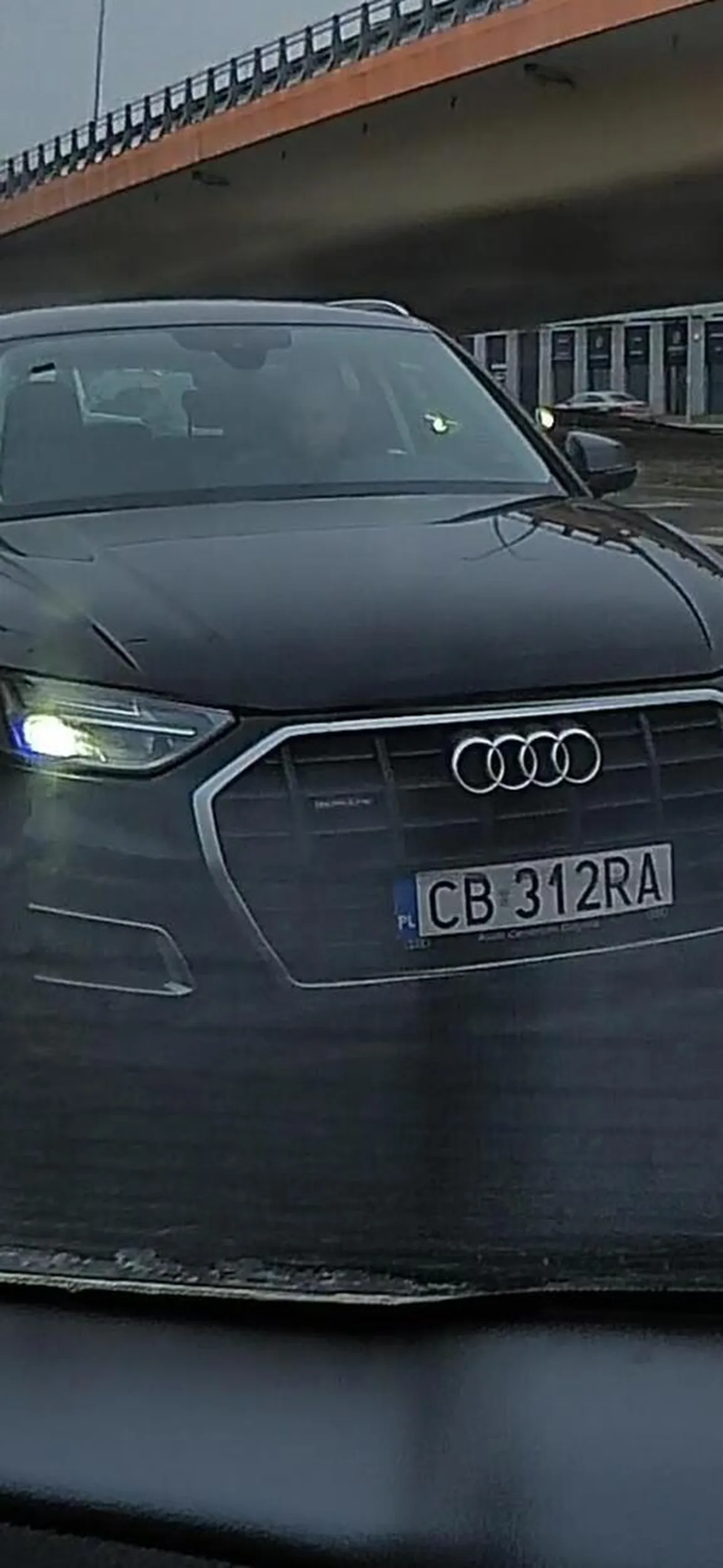 Kierowca to pirat drogowy. Pod focusem wyprzedził mnie na przejściu dla pieszych z prędkością około 100km/h na ograniczeniu do 50.