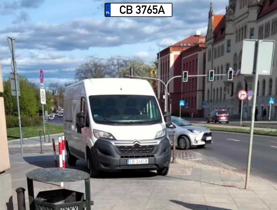 Tyle miejsca miasto zostawiło Całe szczęście, że nie mam autobusu myśli kierowca bombowca.