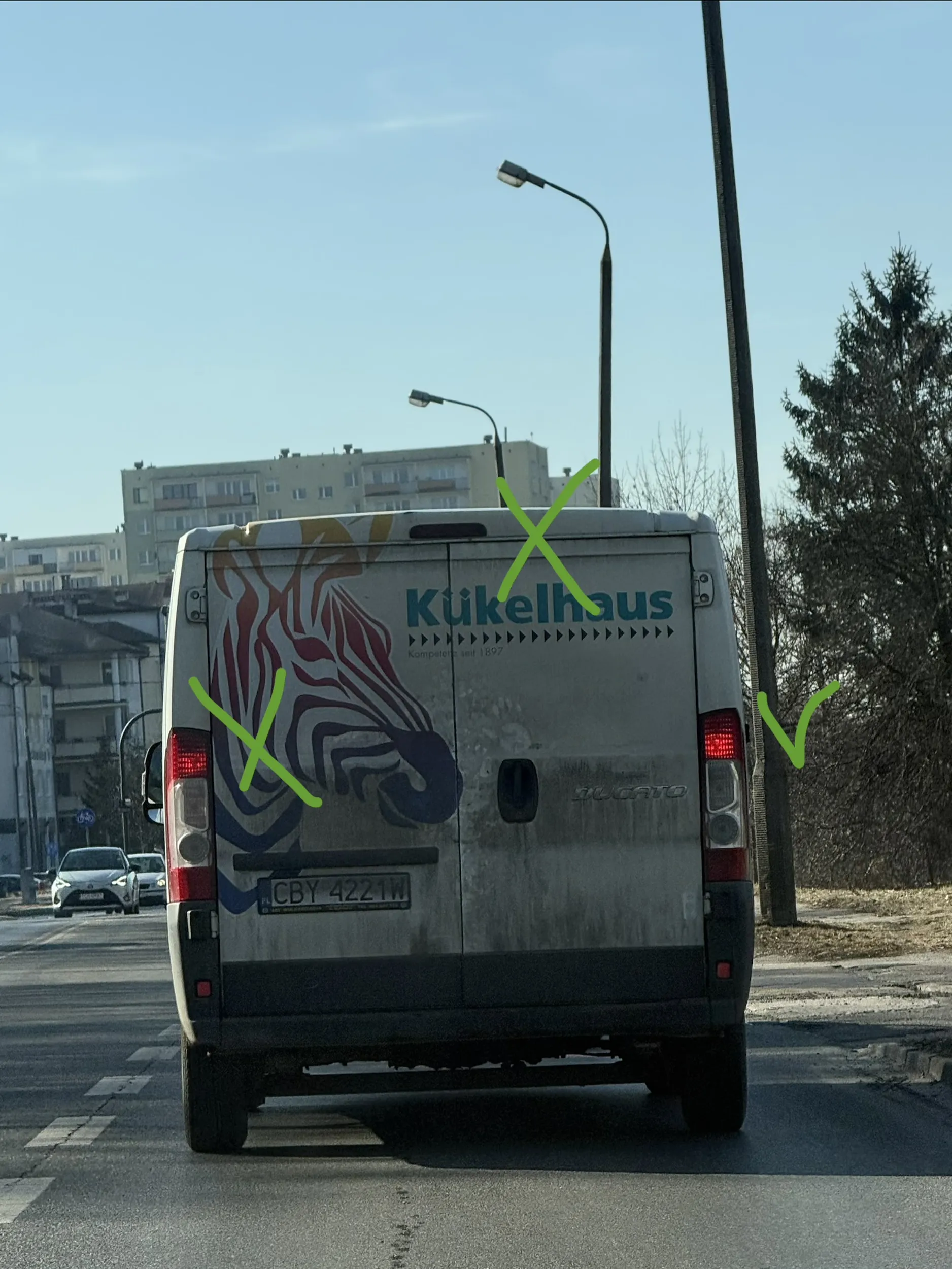 Proszę ogarnięcie te światła stopu. Tylko jedno (prawe) działa i to ledwo, reszta null. Zdarzy się tragedia i będziecie mieć kogoś na sumieniu :(