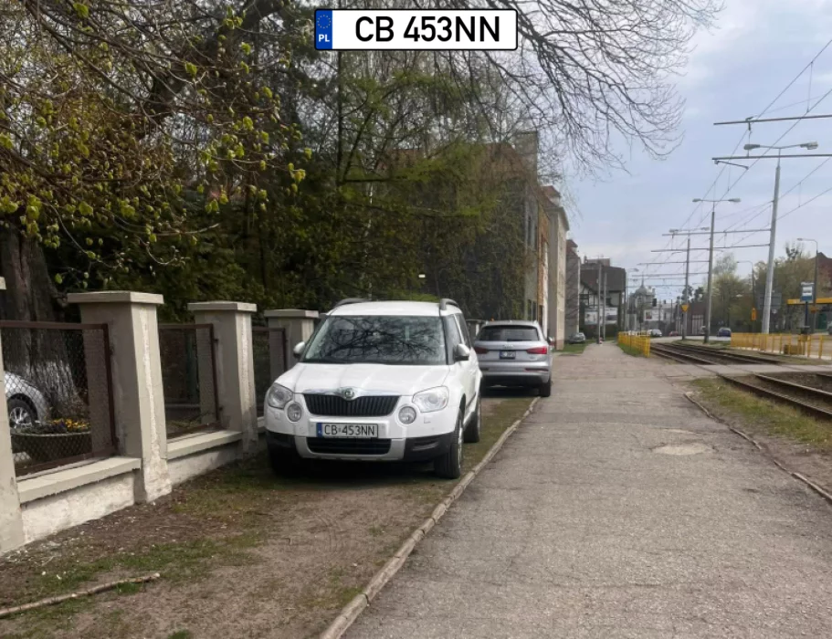 Taka zatoczka parkingowo-trawnikowa