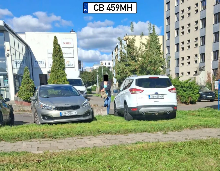 Parkowanie pod Urzędem Skarbowy. Nie widzę problemu a Wy ? CB 006FW też wzorowo