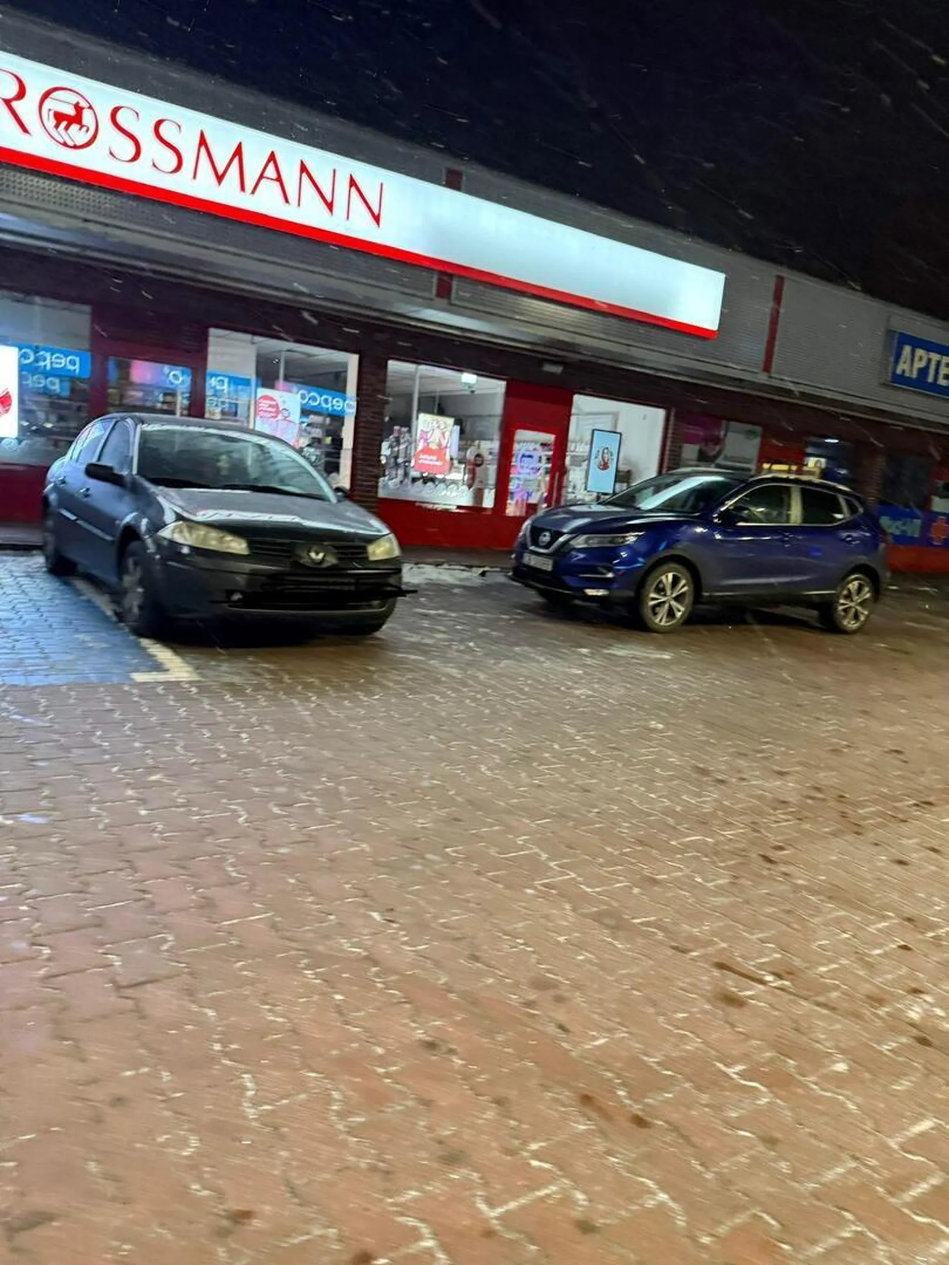 Nie pozdrawiam kierowcy tego auta weź się gościu naucz parkować utrudniasz ludziom życie prawko to chyba w chipsach wygrałeś myślenie jak coś nie kosztuje