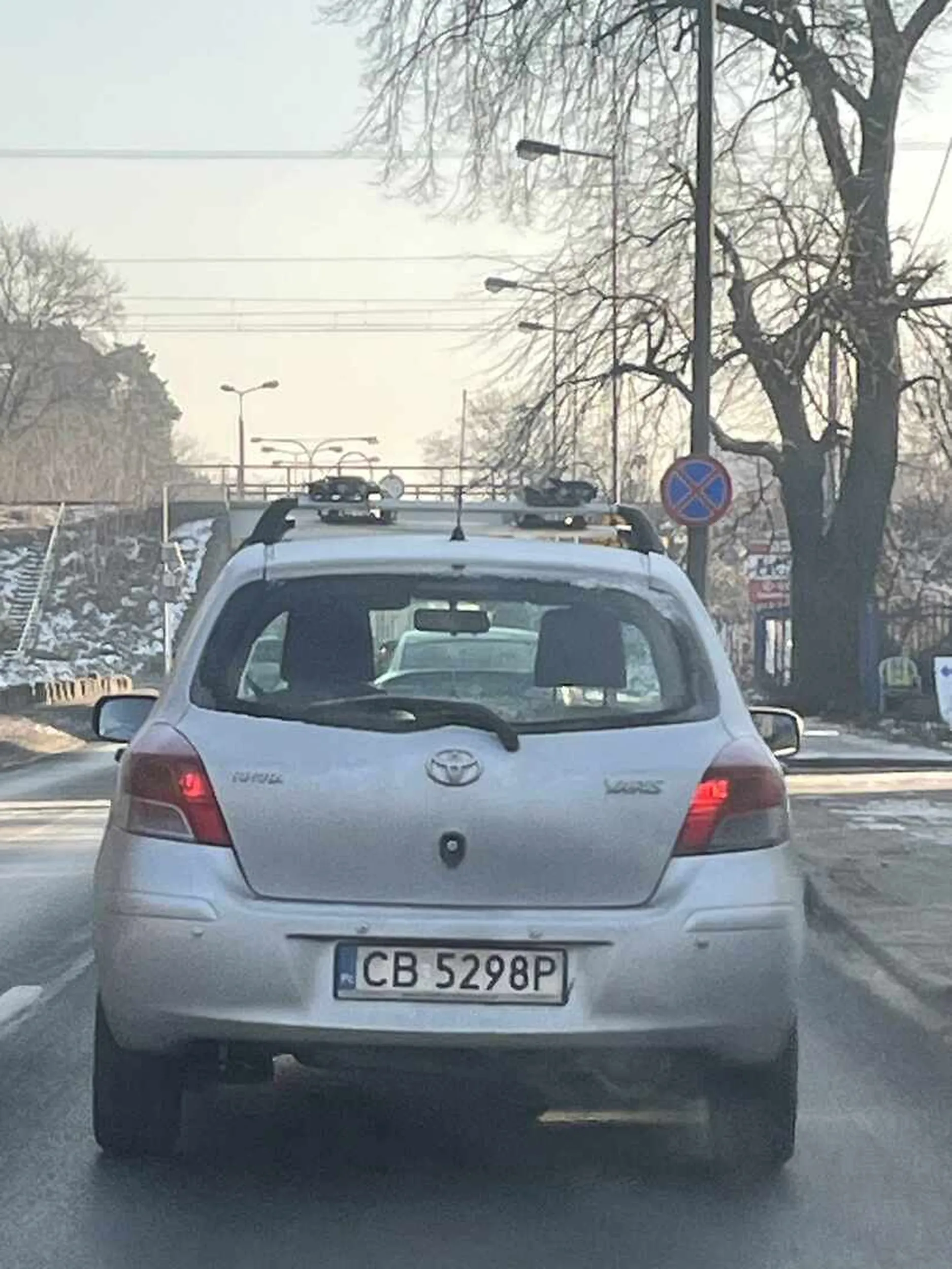 Kierowca bije psa znajdującego się w samochodzie stojąc na światłach