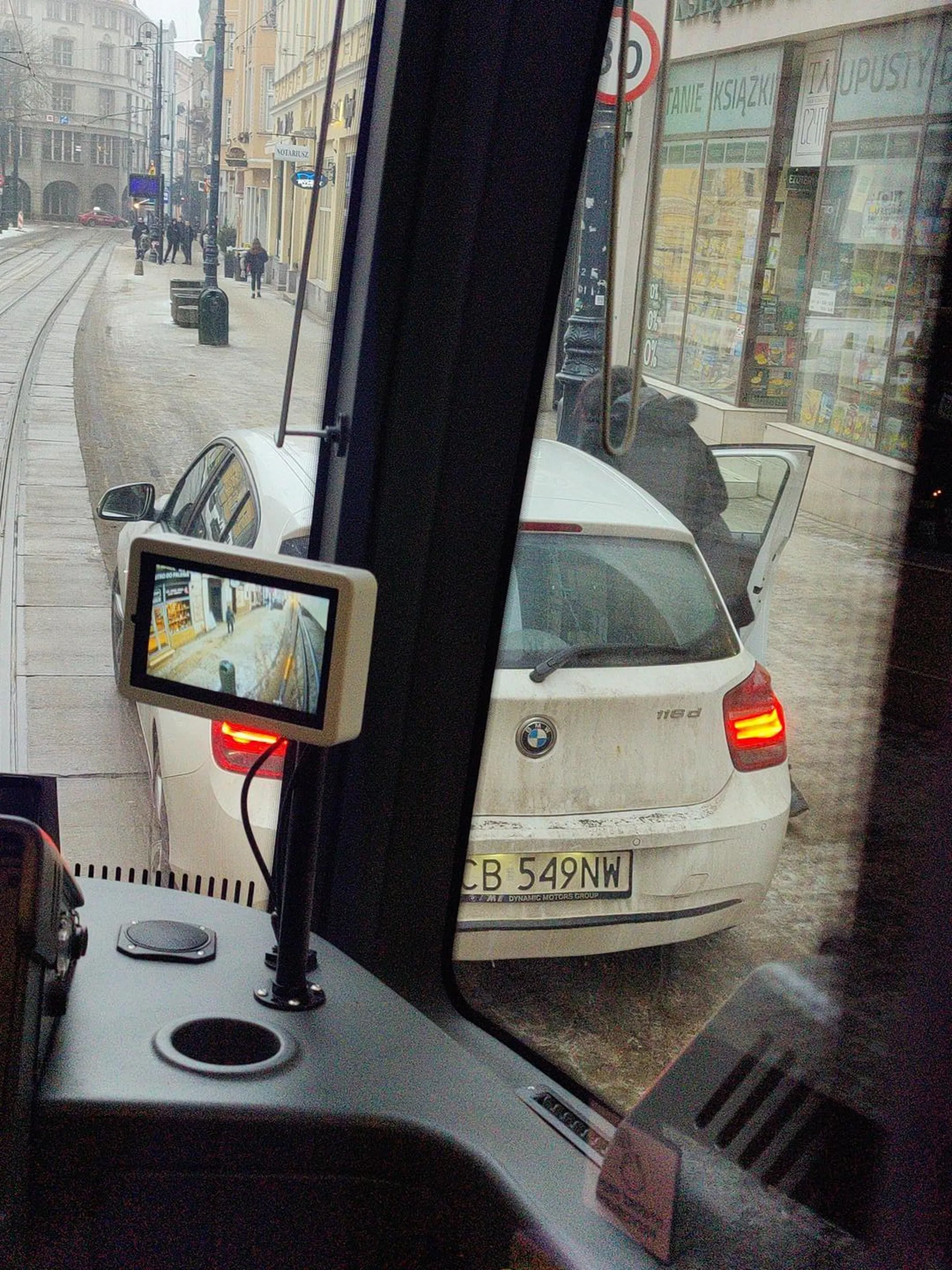 Kretyni w BMW "tylko do żabki" bo ciężko zjechać w podporządkowaną. Dodam, że chodniki odśnieżone, zero uzasadnienia a ludzie się spóźniają przez takich do pracy itp