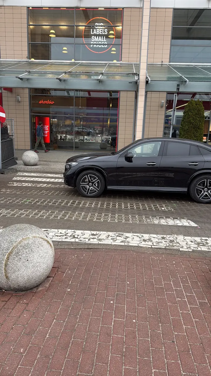 Marcedesem przecież nie będzie stawał na miejscach wyznaczonych